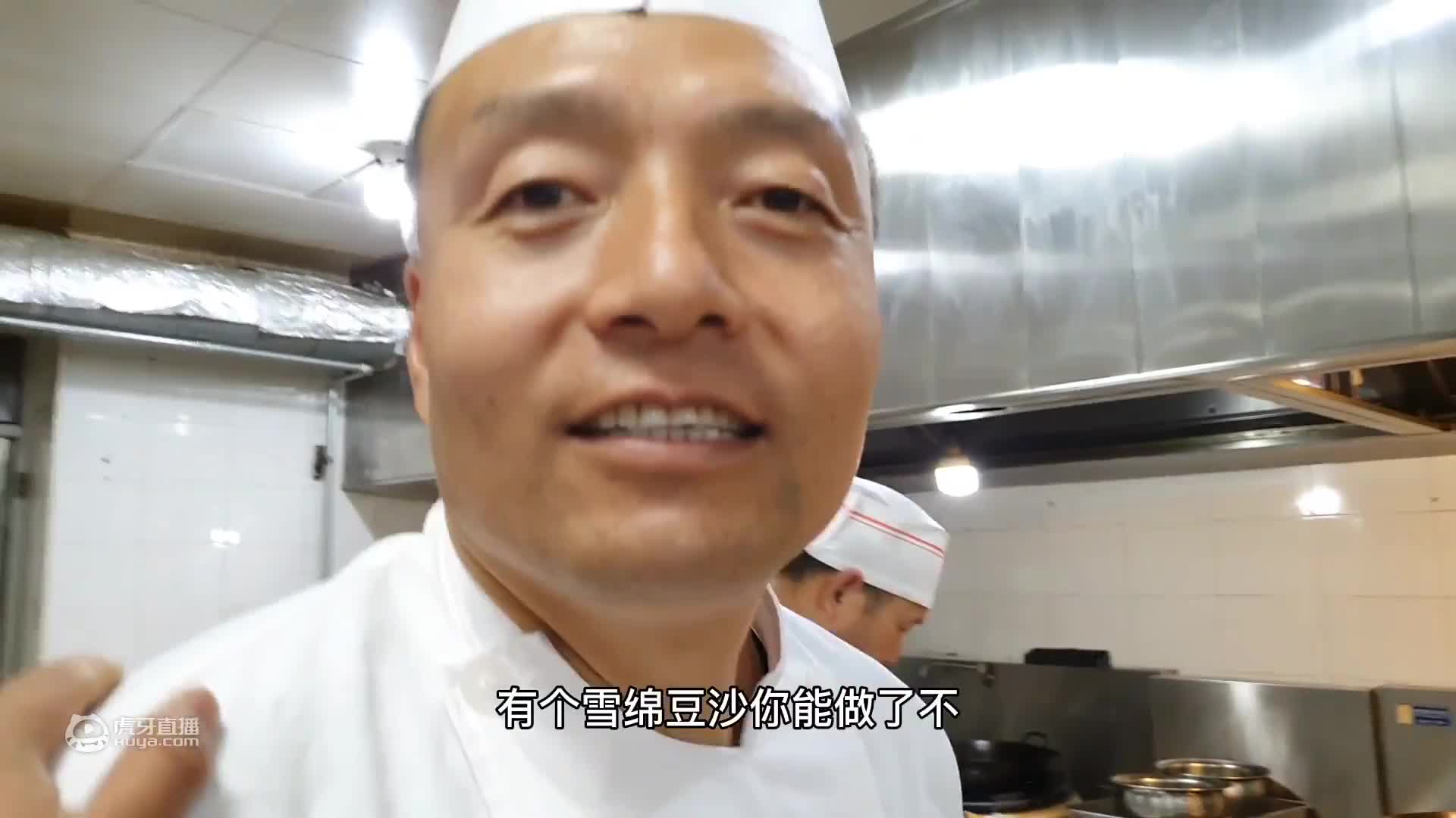 酒店新来一位师傅炒菜潇洒勺功了得，月薪想要20000，咱们看看他技术咋样