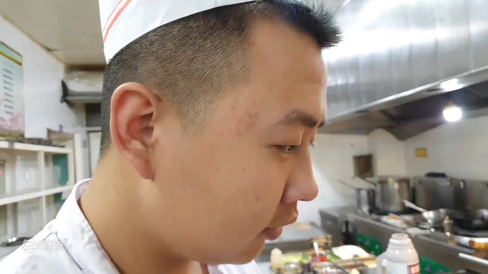 酒店新来一位师傅炒菜潇洒勺功了得，月薪想要20000，咱们看看他技术咋样