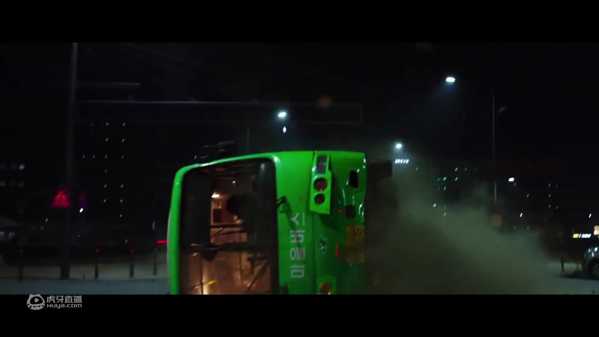 女子亲眼目睹家人被害，女儿被炸身亡，得知凶手的身份她崩溃了！