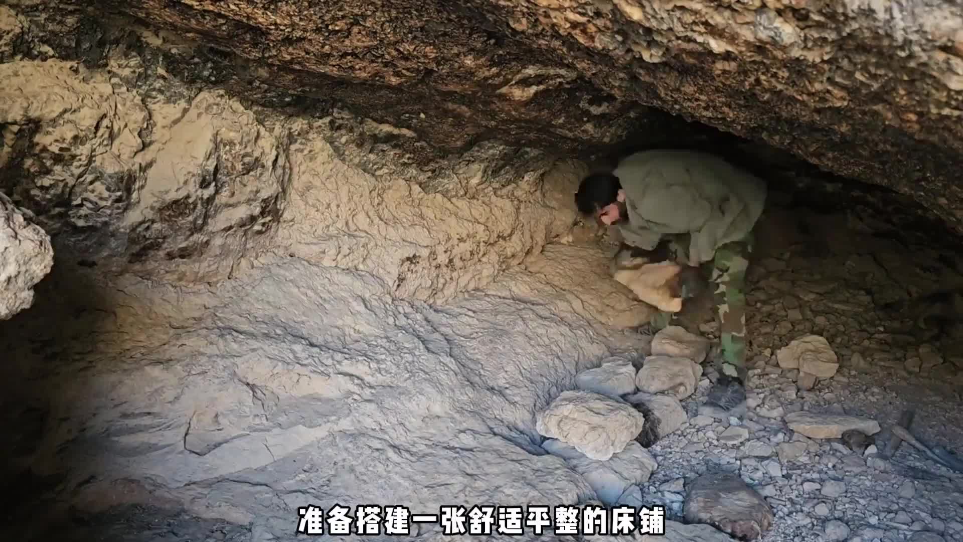 极寒狂风下的地下防空洞，为了躲避猛兽，大门特意设计成50公分