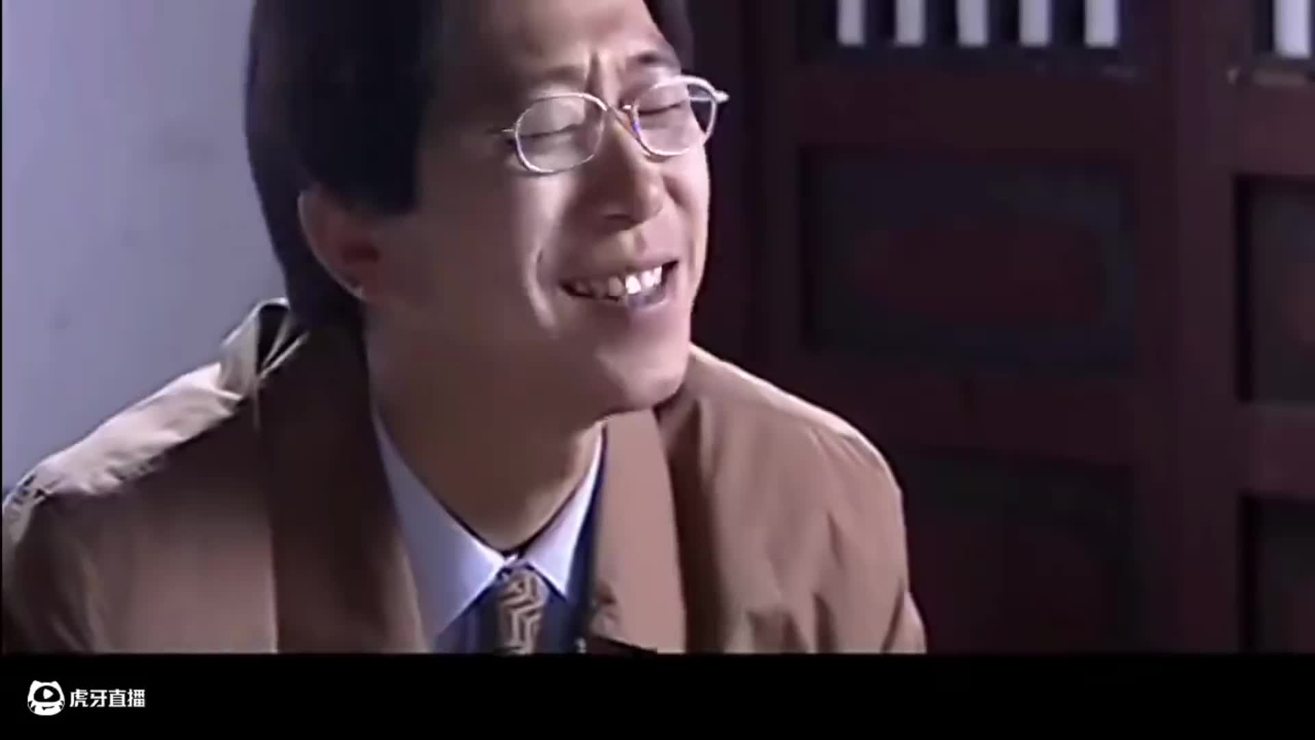 他为了给养女治病，只要困了，就用冰水淋自己的头，逼...