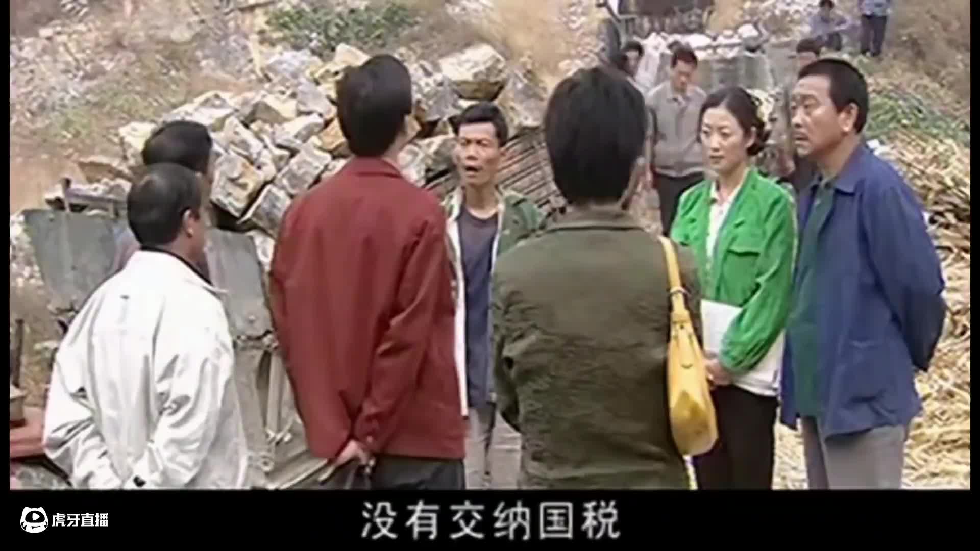 老头无意间发现，儿子竟和陌生女人搂在一起！2