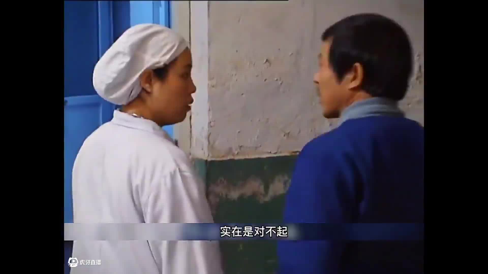 老头无意间发现，儿子竟和陌生女人搂在一起！2