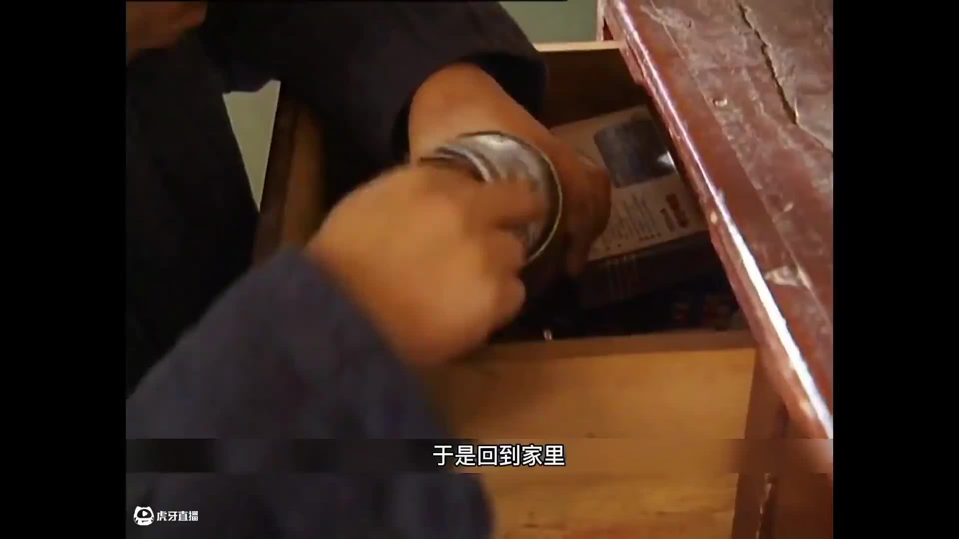 老头无意间发现，儿子竟和陌生女人搂在一起！2