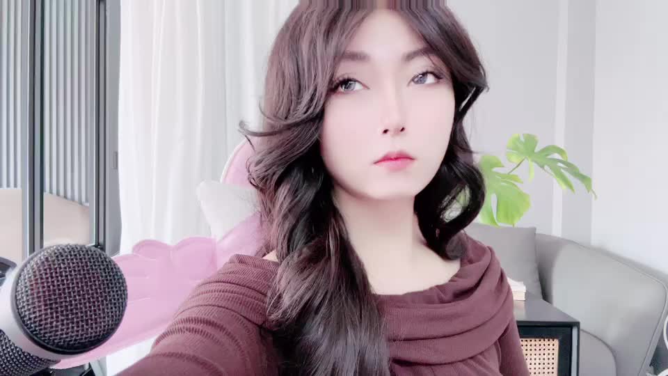 进来看主播咬打火机