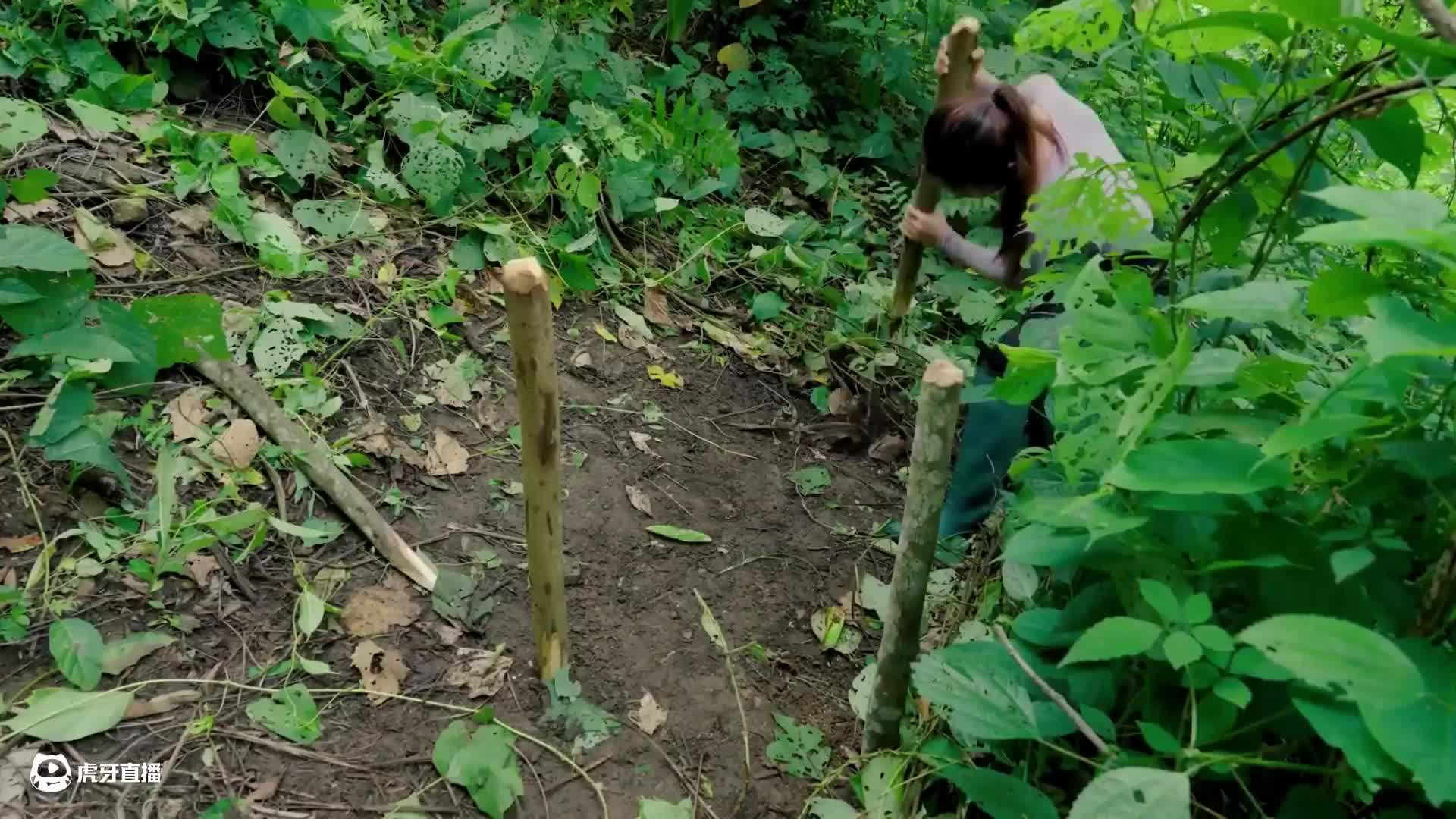妹子荒野求生，全程手搓庇护所，外加露天澡堂！