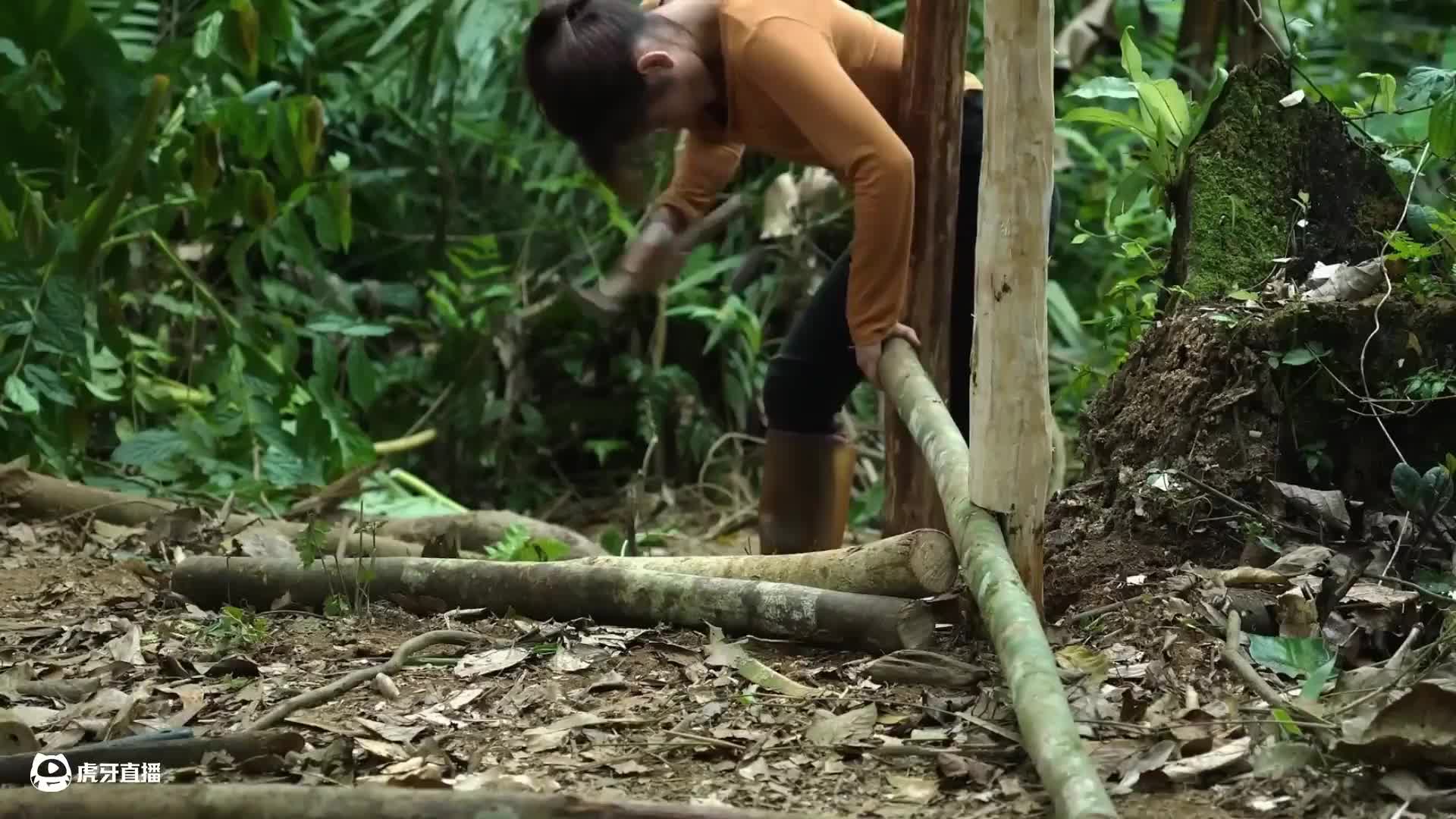 妹子荒野求生，全程手搓庇护所，外加露天澡堂！