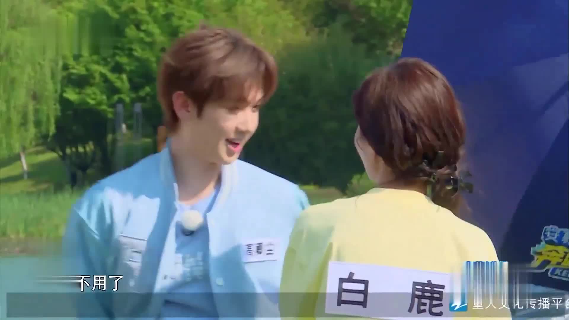 奔跑家族驾到，看坤坤打篮球