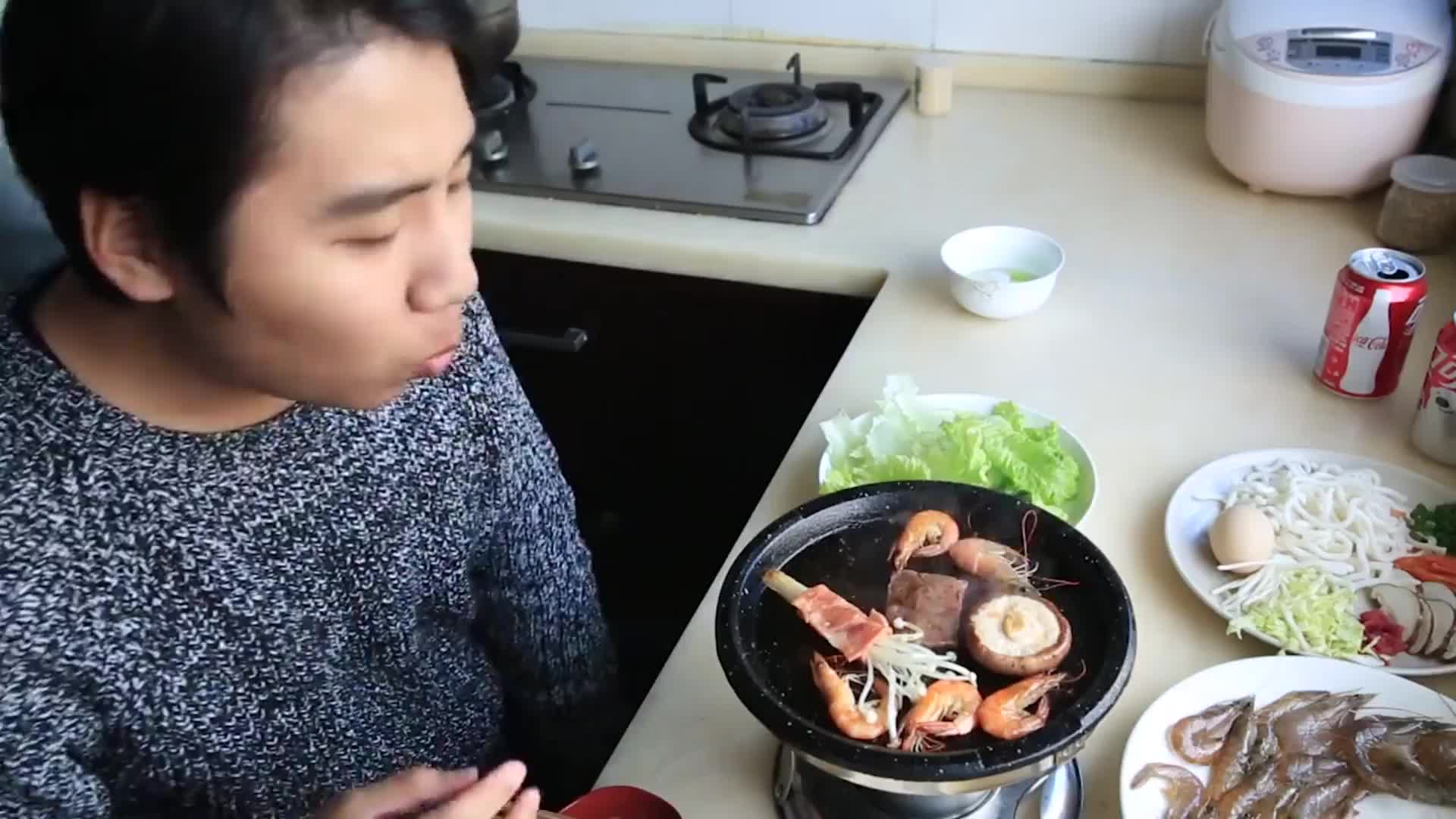 跟着小哥一起做美食
