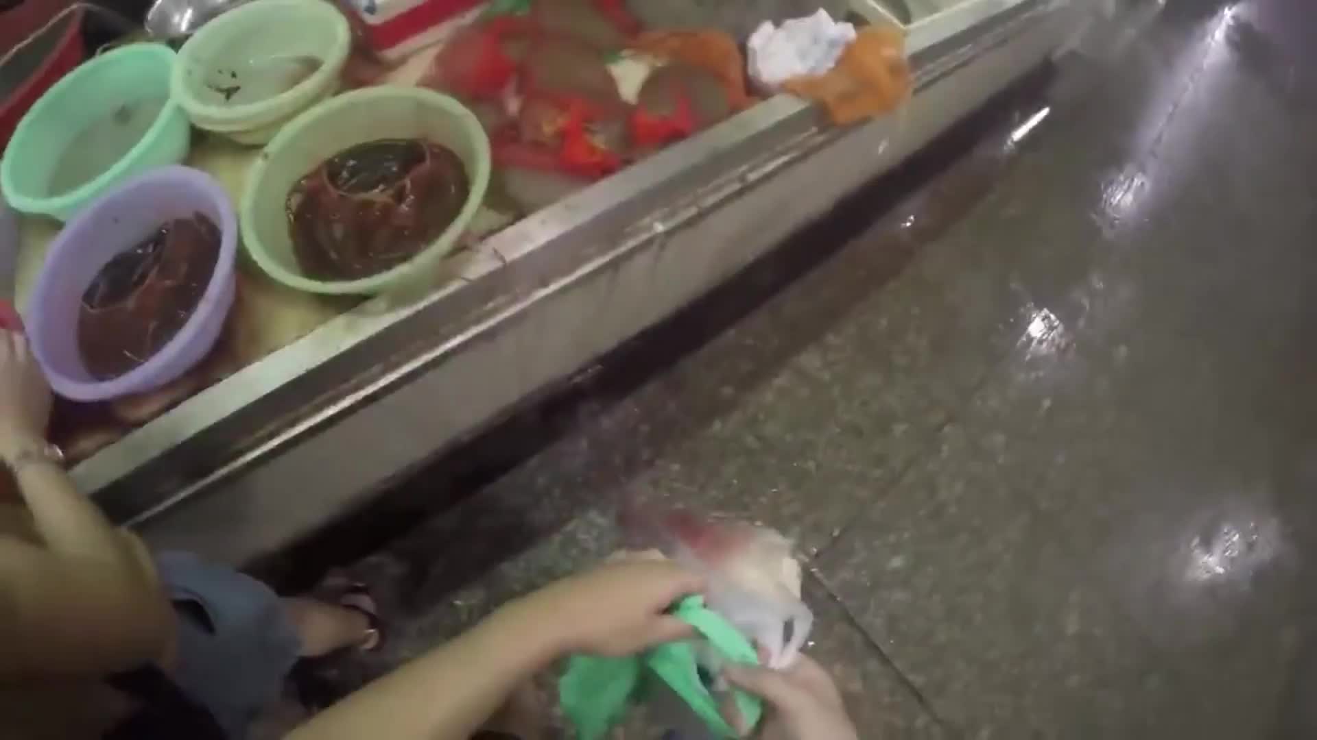 跟着小哥一起做美食