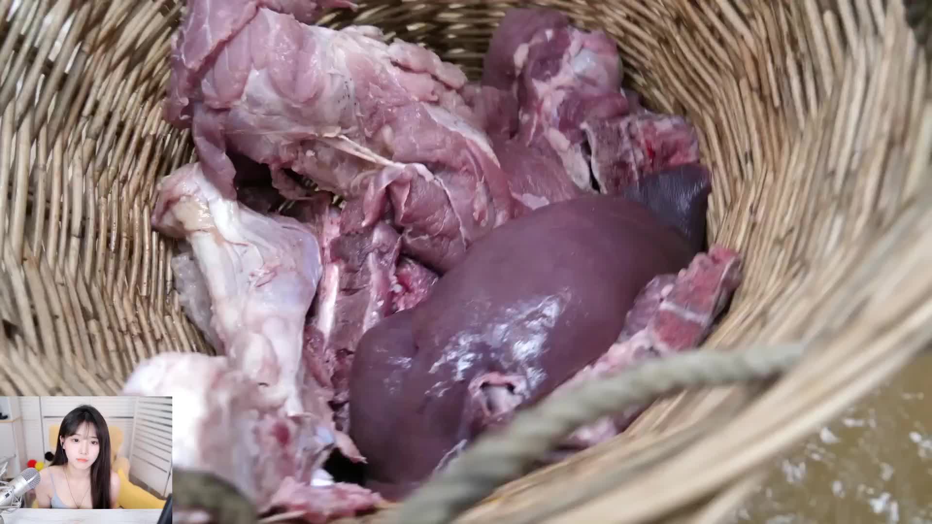 猎奇小哥挑战巨无霸烤串，一口下去直接爆汁！