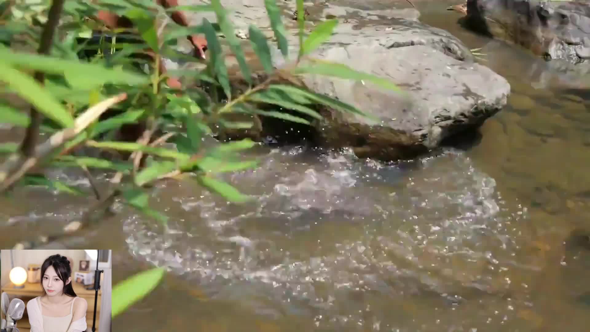 猎奇小哥挑战东南亚巨无霸烤串，一口下去直接爆汁！