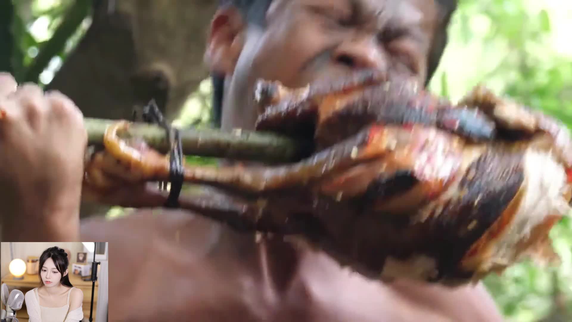 小姐姐看越南小野人吃猎奇美食，竟然看傻了！？