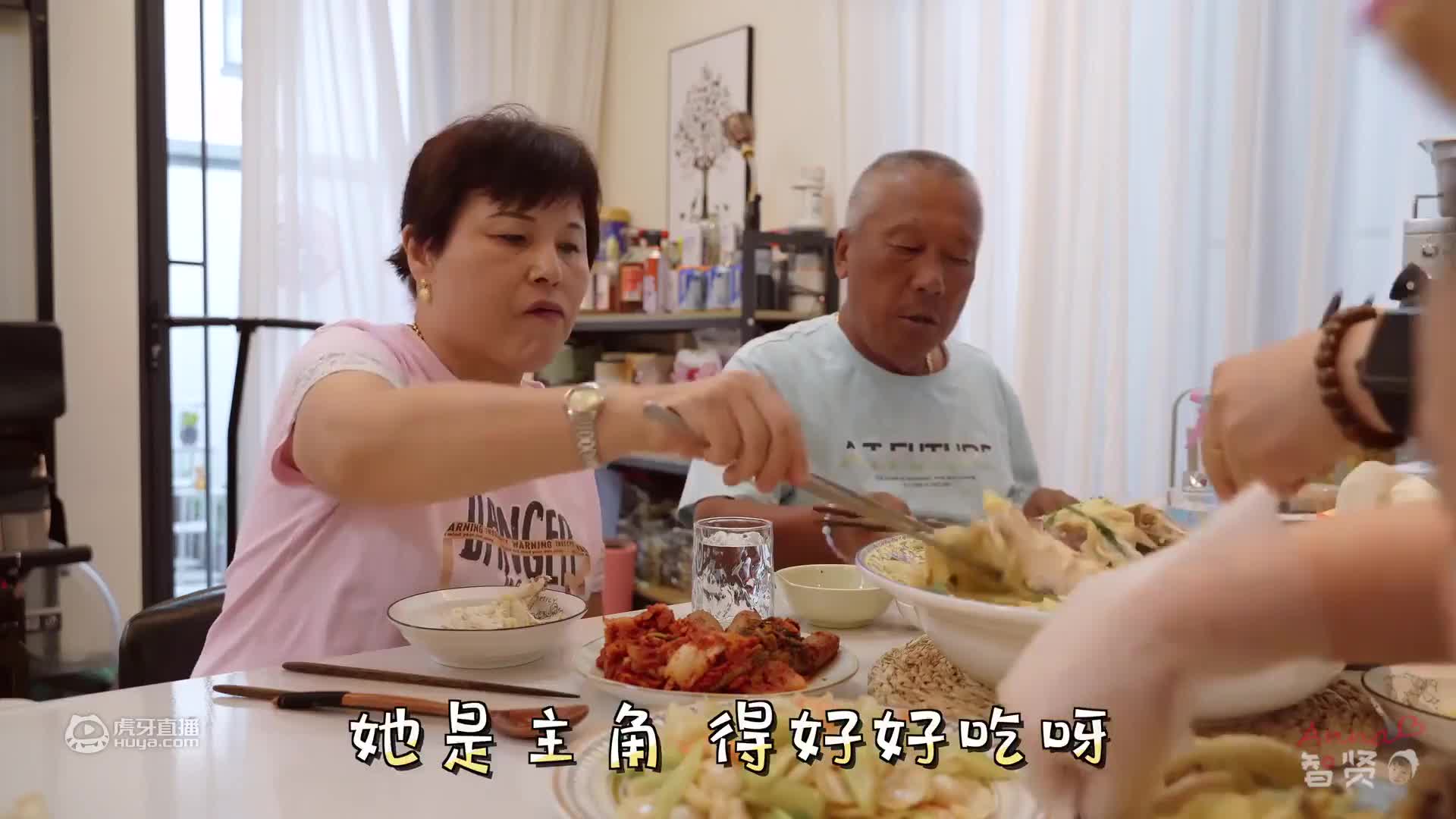 【辣酱生蟹】一口下去全是甜辣嫩滑的蟹肉，这就是辣酱生螃蟹的魅力！