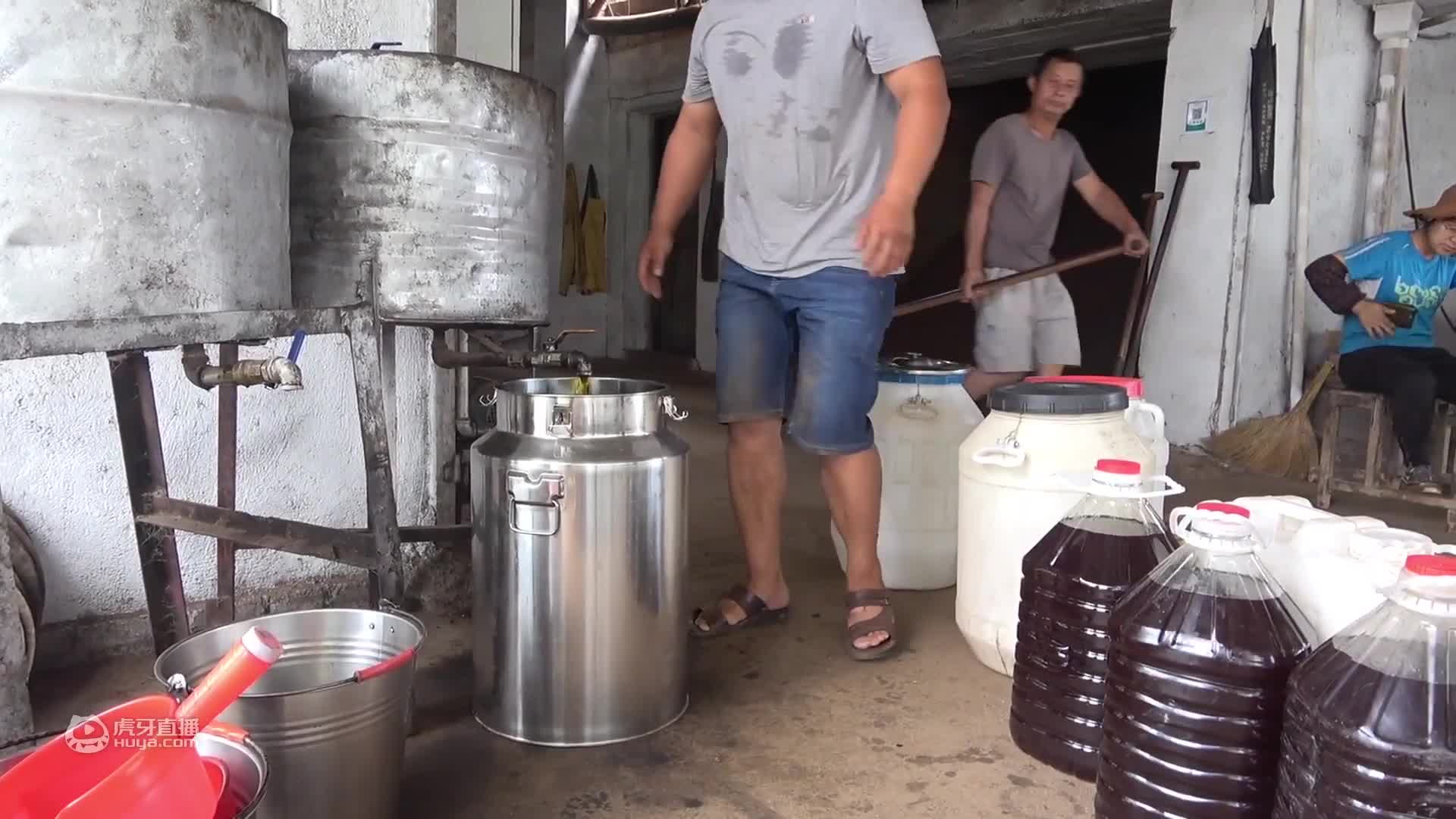 胖哥去水库放诱鱼桶，提起最后一个桶时哇哇大叫，到底捕了多少鱼