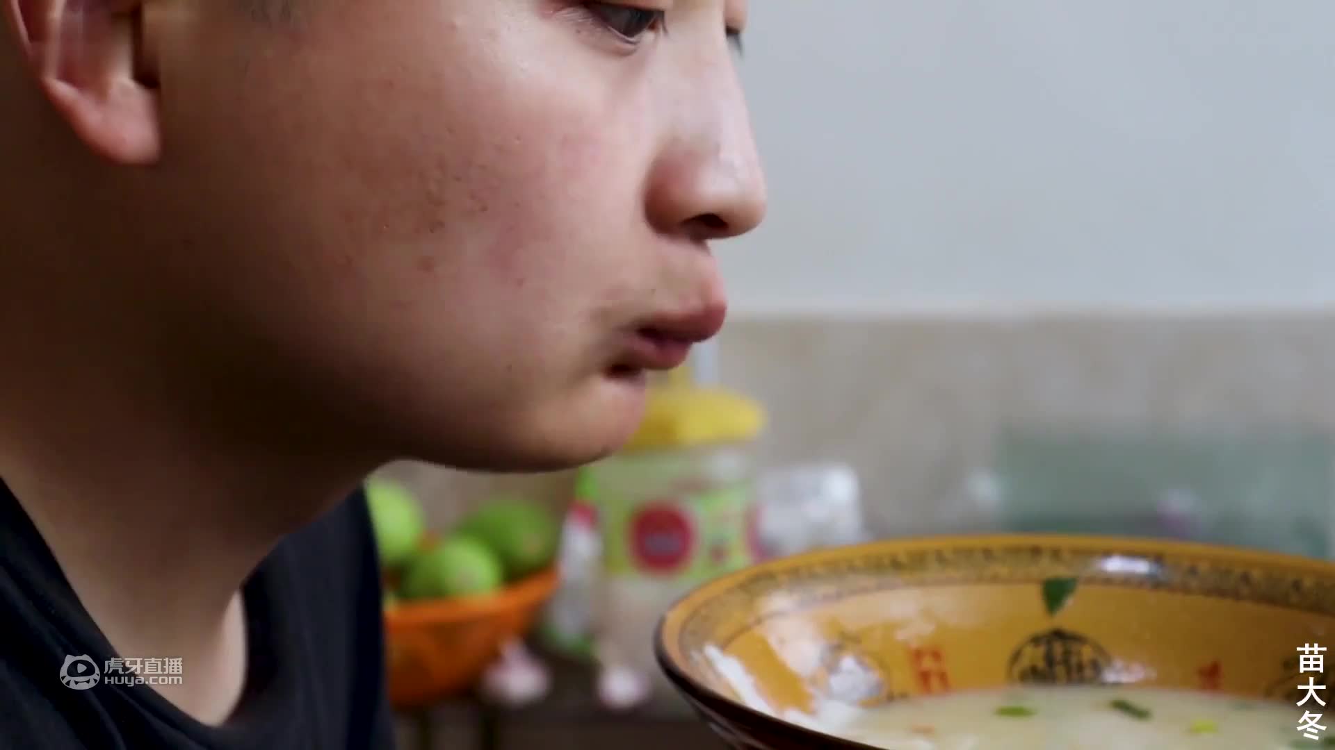 来俩同学，大冬做“十三香小龙虾尾”，一人再来碗龙虾火鸡面，爽