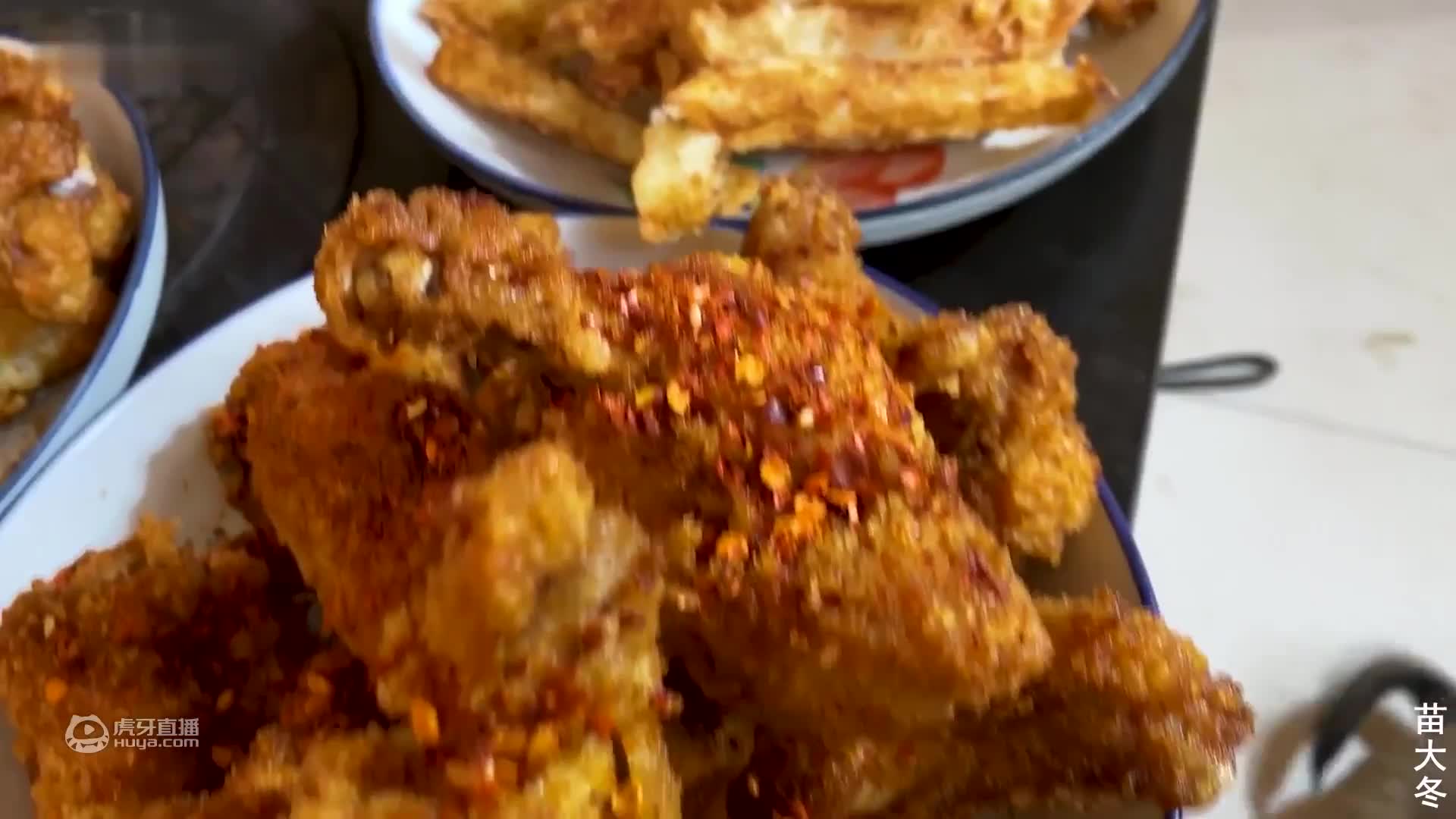 来俩同学，大冬做“十三香小龙虾尾”，一人再来碗龙虾火鸡面，爽