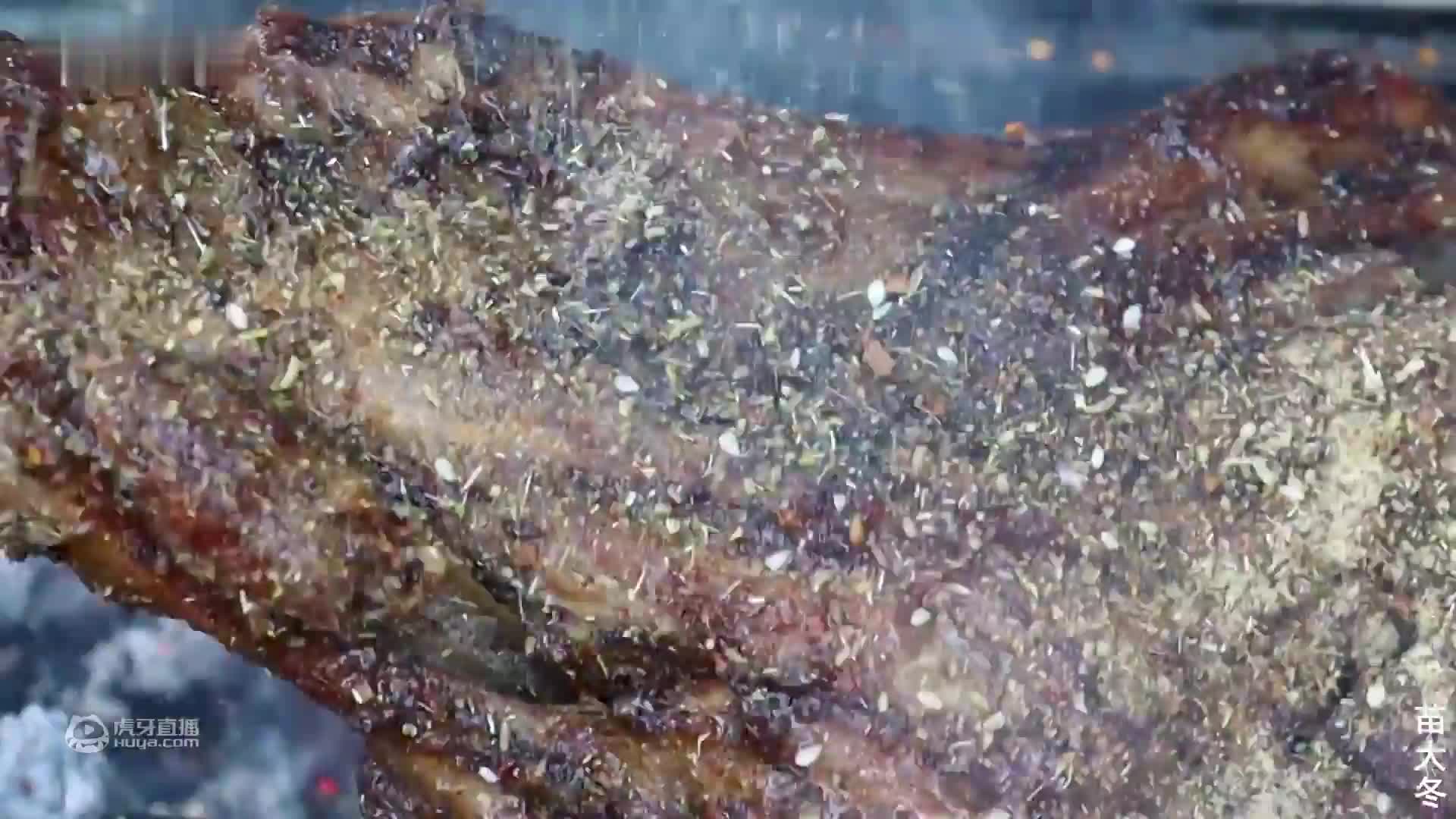 来俩同学，大冬做“十三香小龙虾尾”，一人再来碗龙虾火鸡面，爽