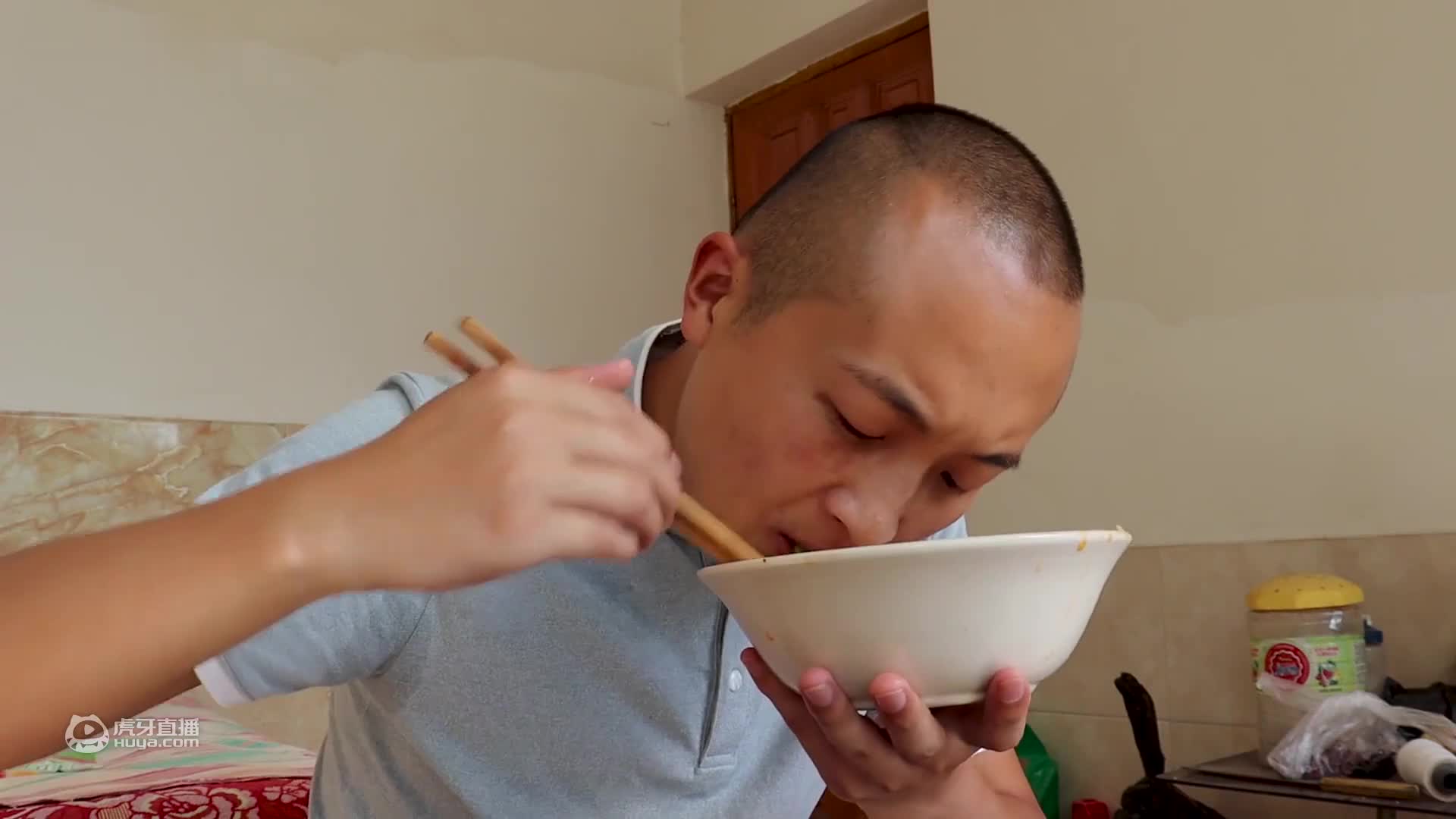 来俩同学，大冬做“十三香小龙虾尾”，一人再来碗龙虾火鸡面，爽