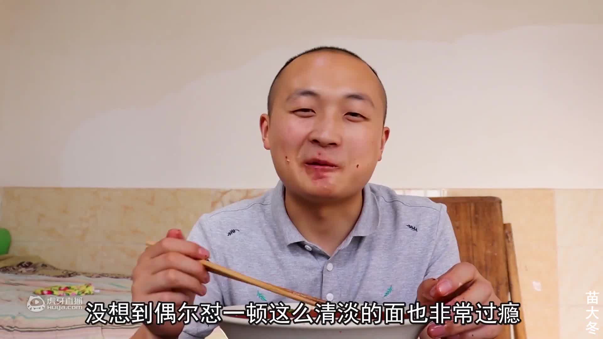 来俩同学，大冬做“十三香小龙虾尾”，一人再来碗龙虾火鸡面，爽
