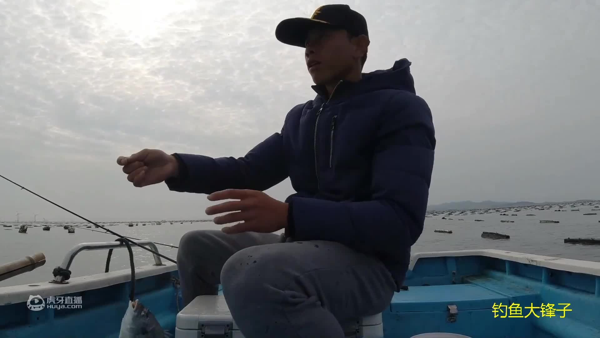 阿锋跟小黑一人一条船比赛钓鱼，看看今天的收获谁更厉害？