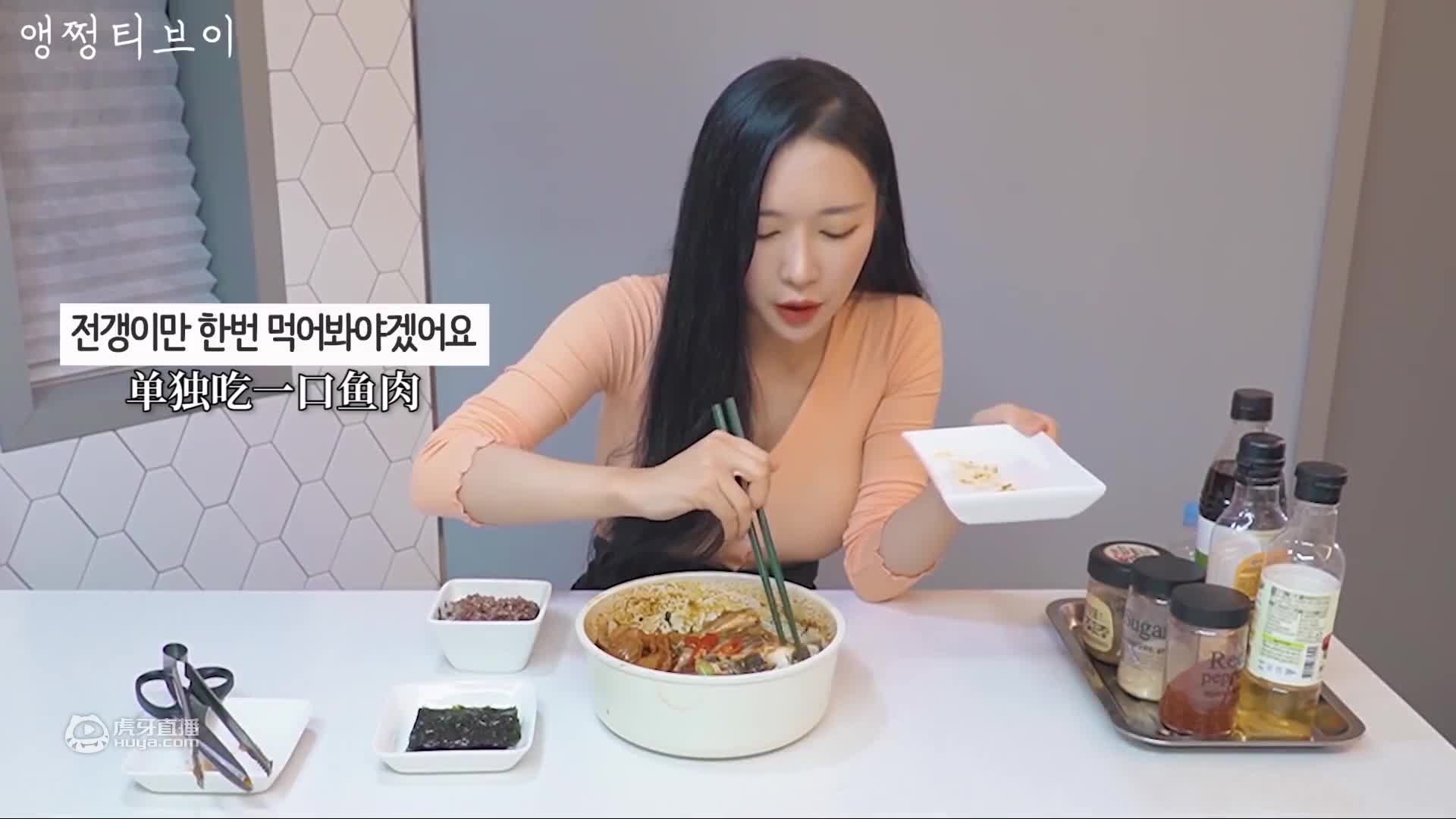 阿锋跟小黑一人一条船比赛钓鱼，看看今天的收获谁更厉害？
