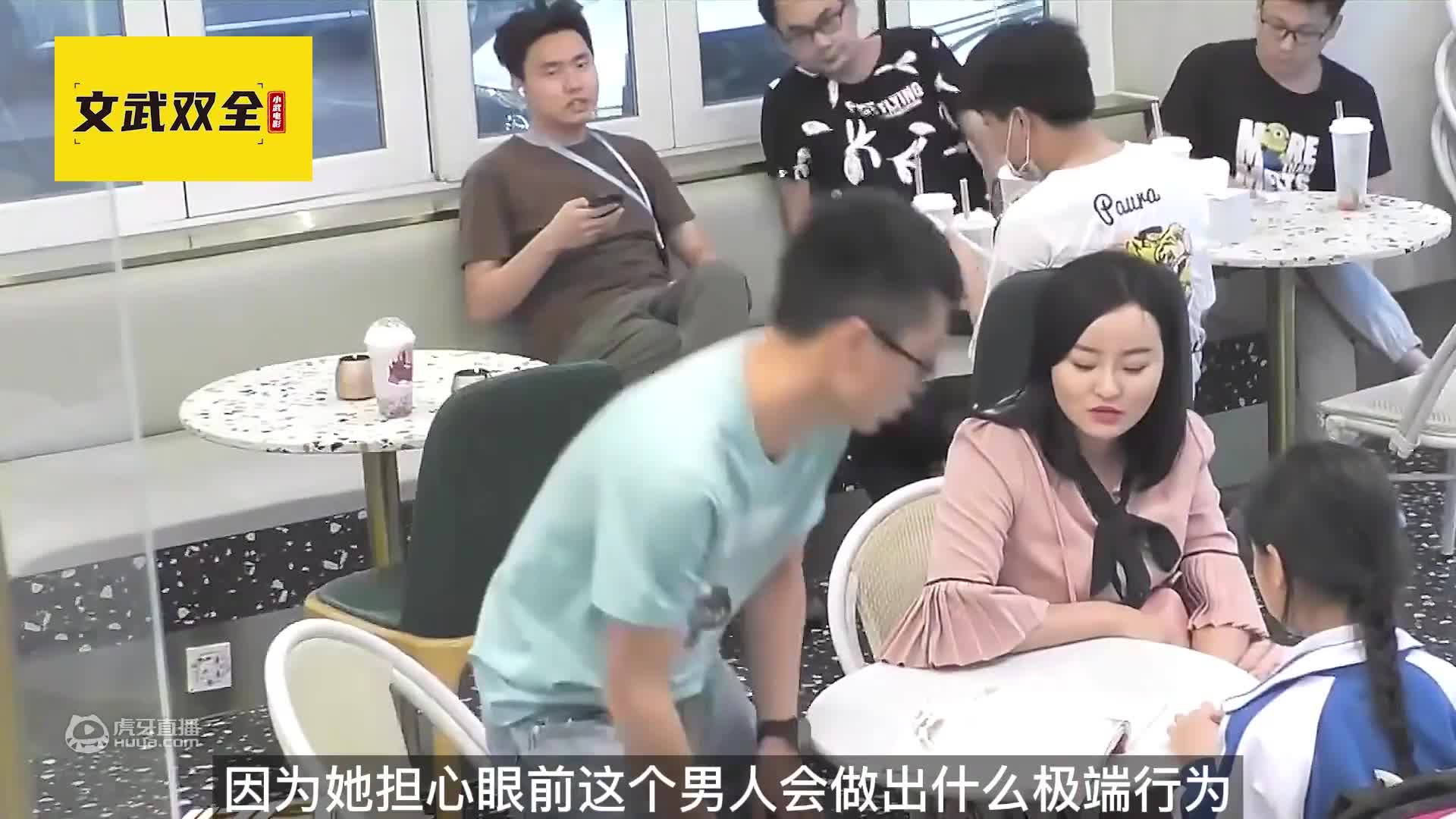 大爷收集20年硬币，做成床躺在上面，开心的不得了