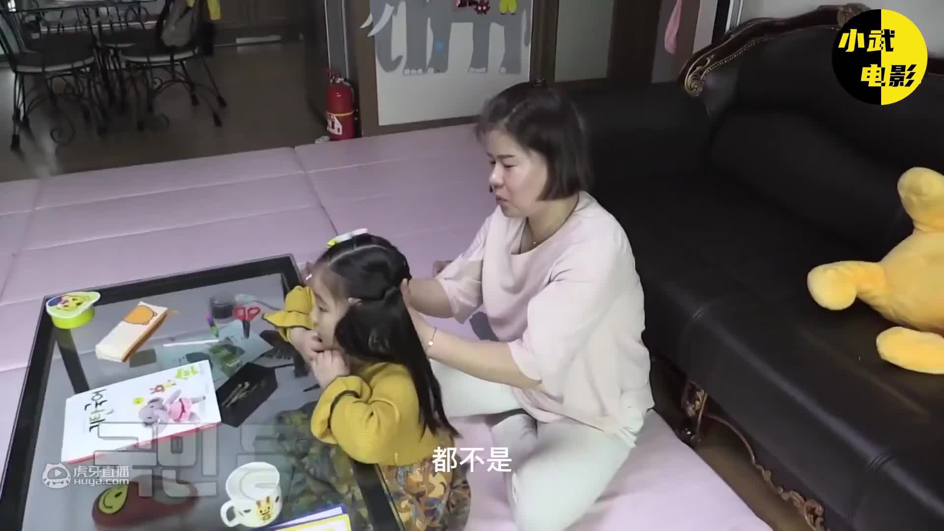 天才鹦鹉会缝纫，每天在服装厂里帮倒忙