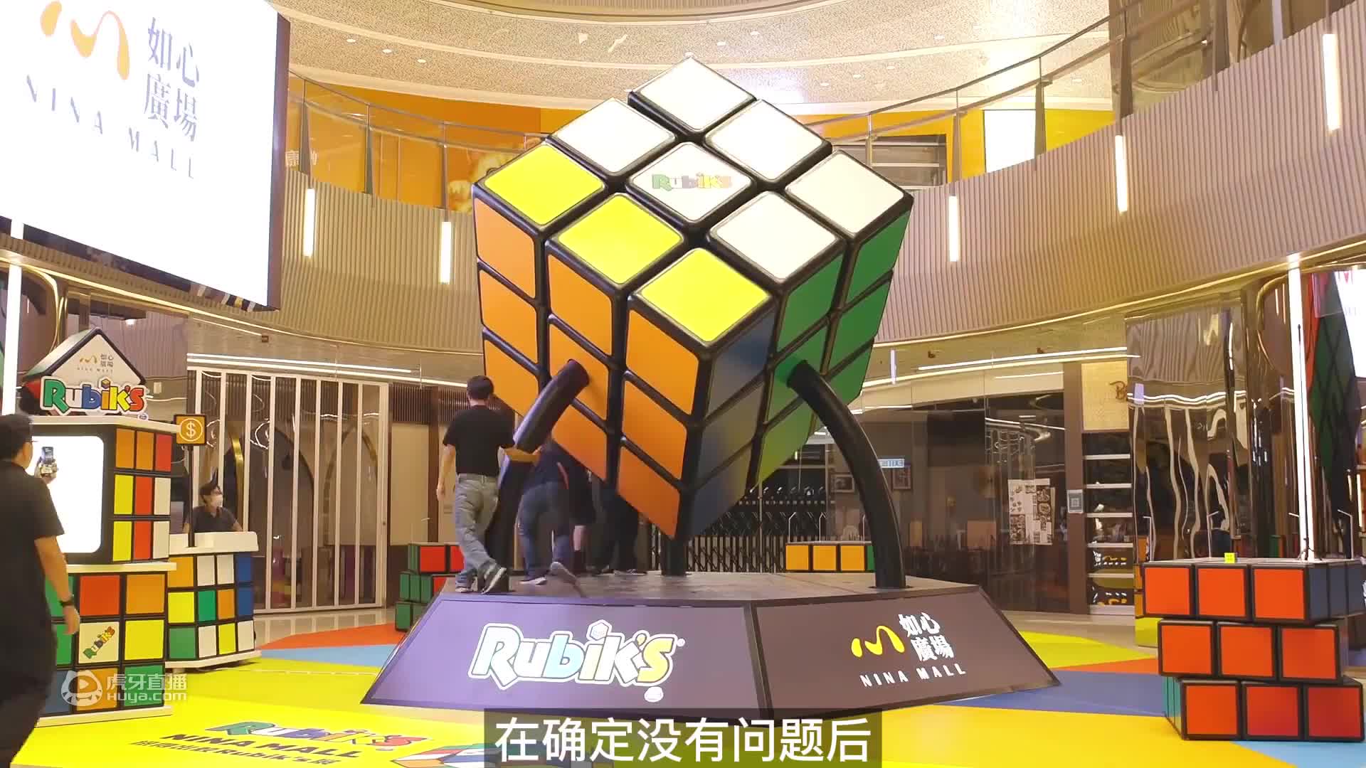 天才鹦鹉会缝纫，每天在服装厂里帮倒忙