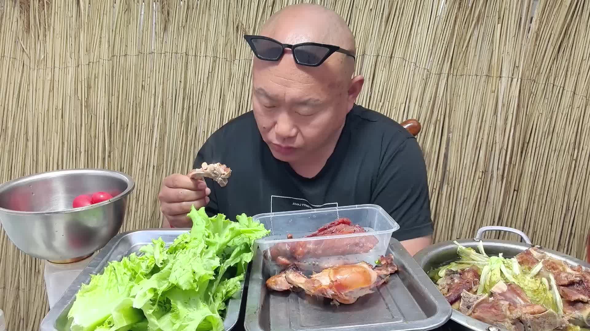 东北农民阿水的晚间惬意生活！
