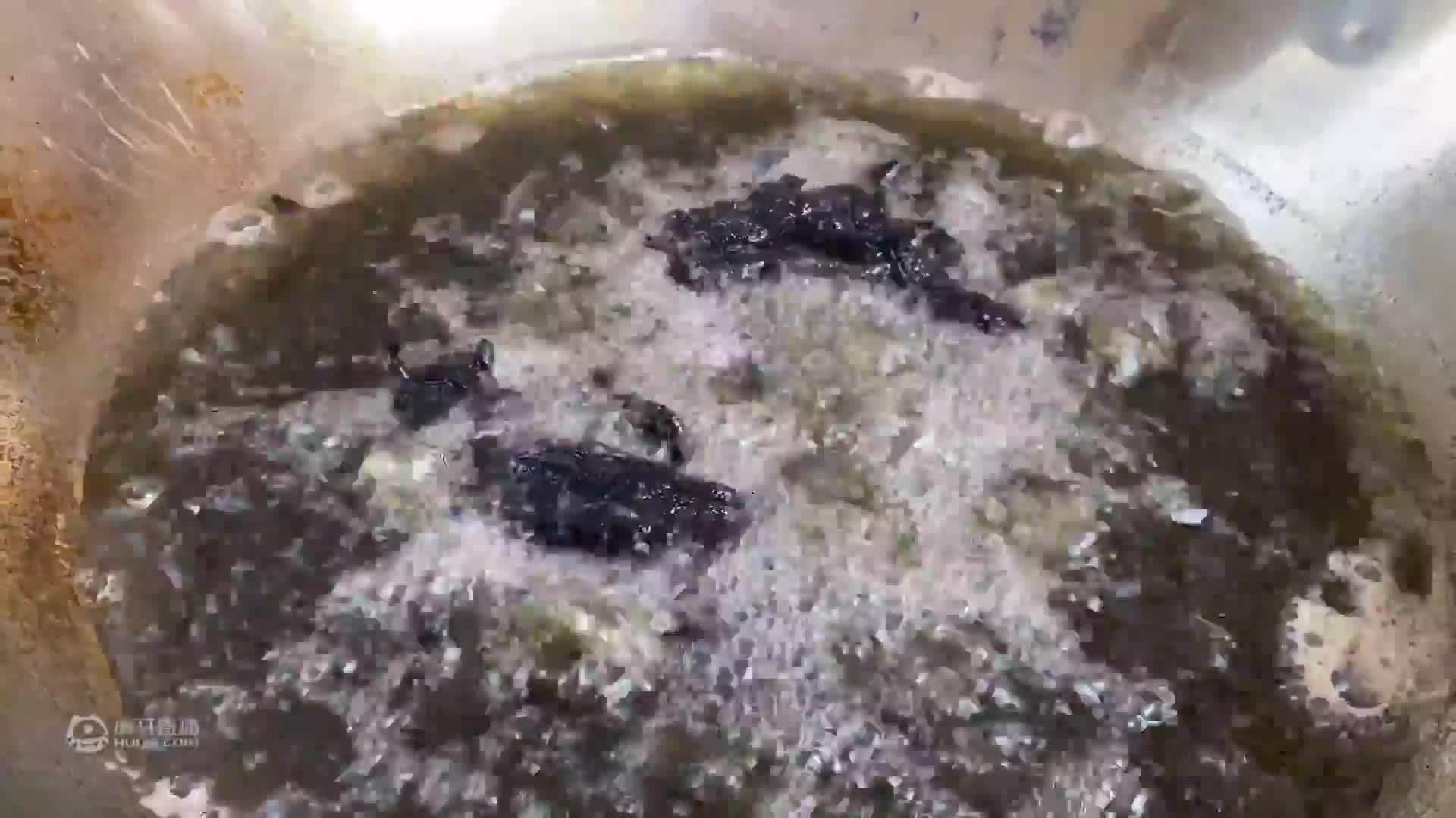 用三黄鸡做水泥炸鸡是一种什么体验呢？黢黑黢黑的！吃的可真香呀