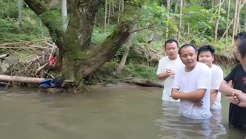 大围山，比基尼排队