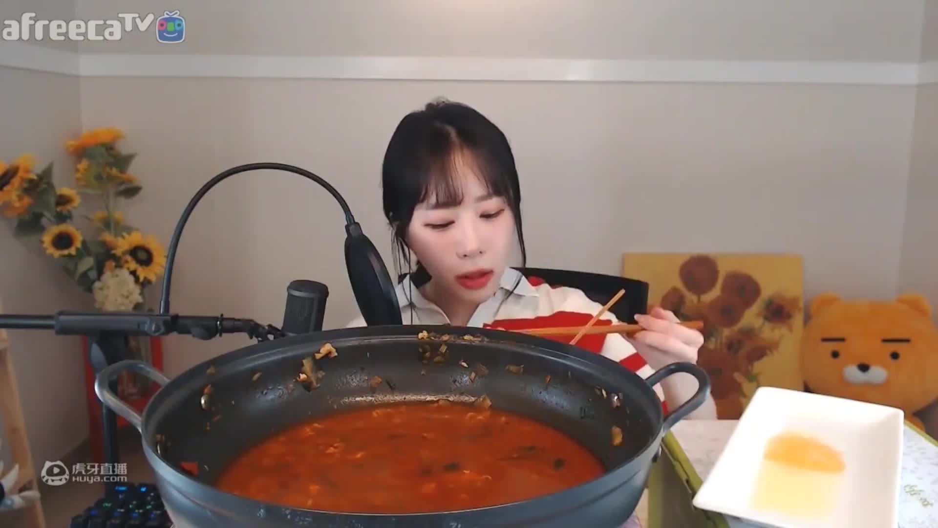 【耳机小哥】一整盆的拉面还有肉都要吃光光哦w~长高高耶(＾－＾)V