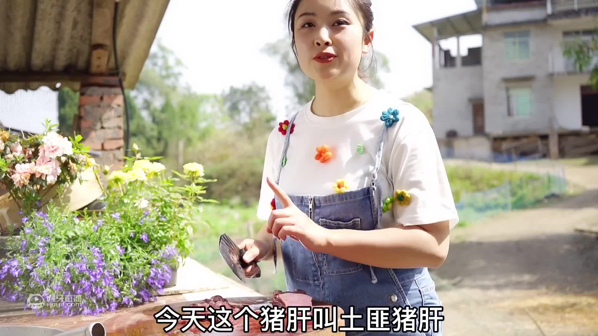 小向今天吃火爆脆肠，大火爆炒30秒，麻辣脆爽，三哥吃得满嘴流油
