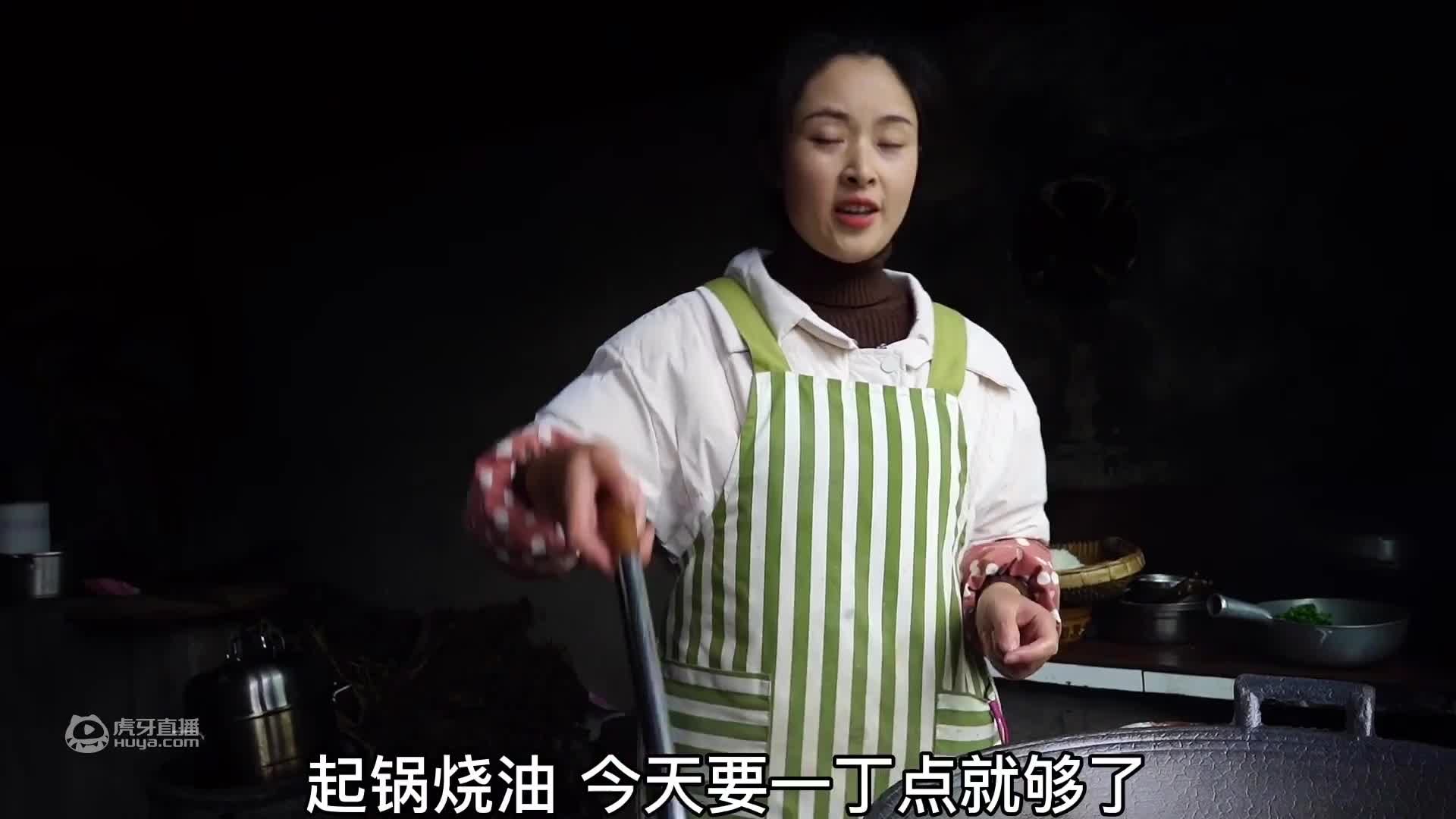 小向今天吃火爆脆肠，大火爆炒30秒，麻辣脆爽，三哥吃得满嘴流油