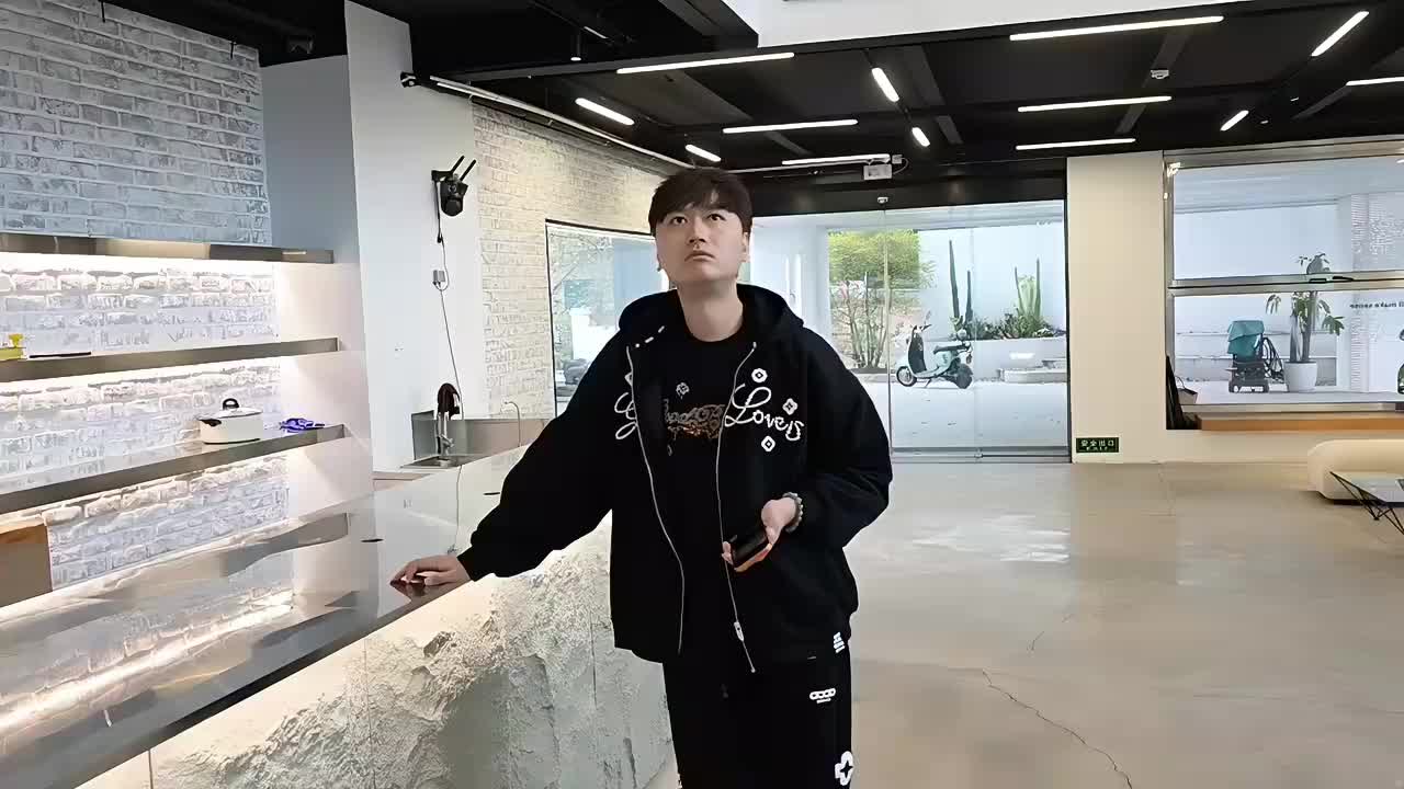 新场地，交个朋友