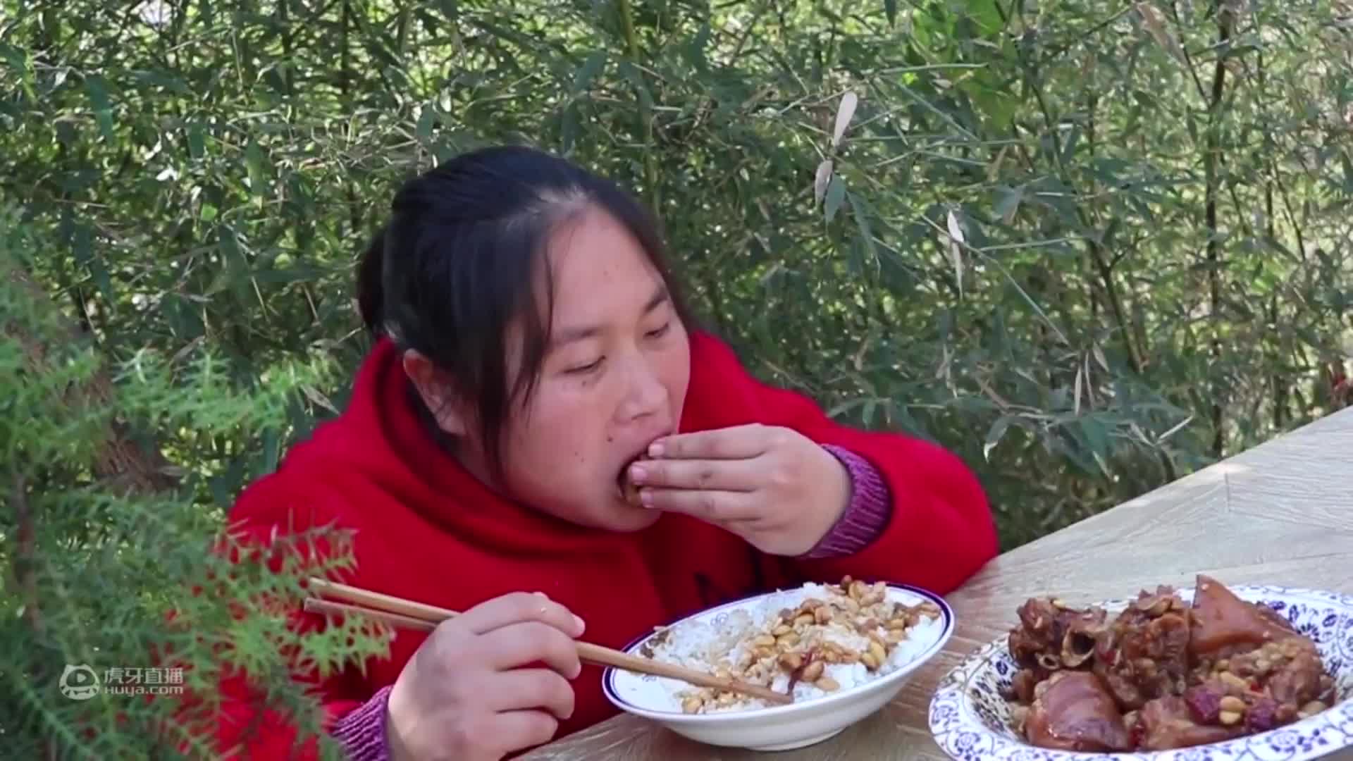 胖妹在家又开荤，铁锅炖7斤重大鹅，表哥直接上手啃，真香啊