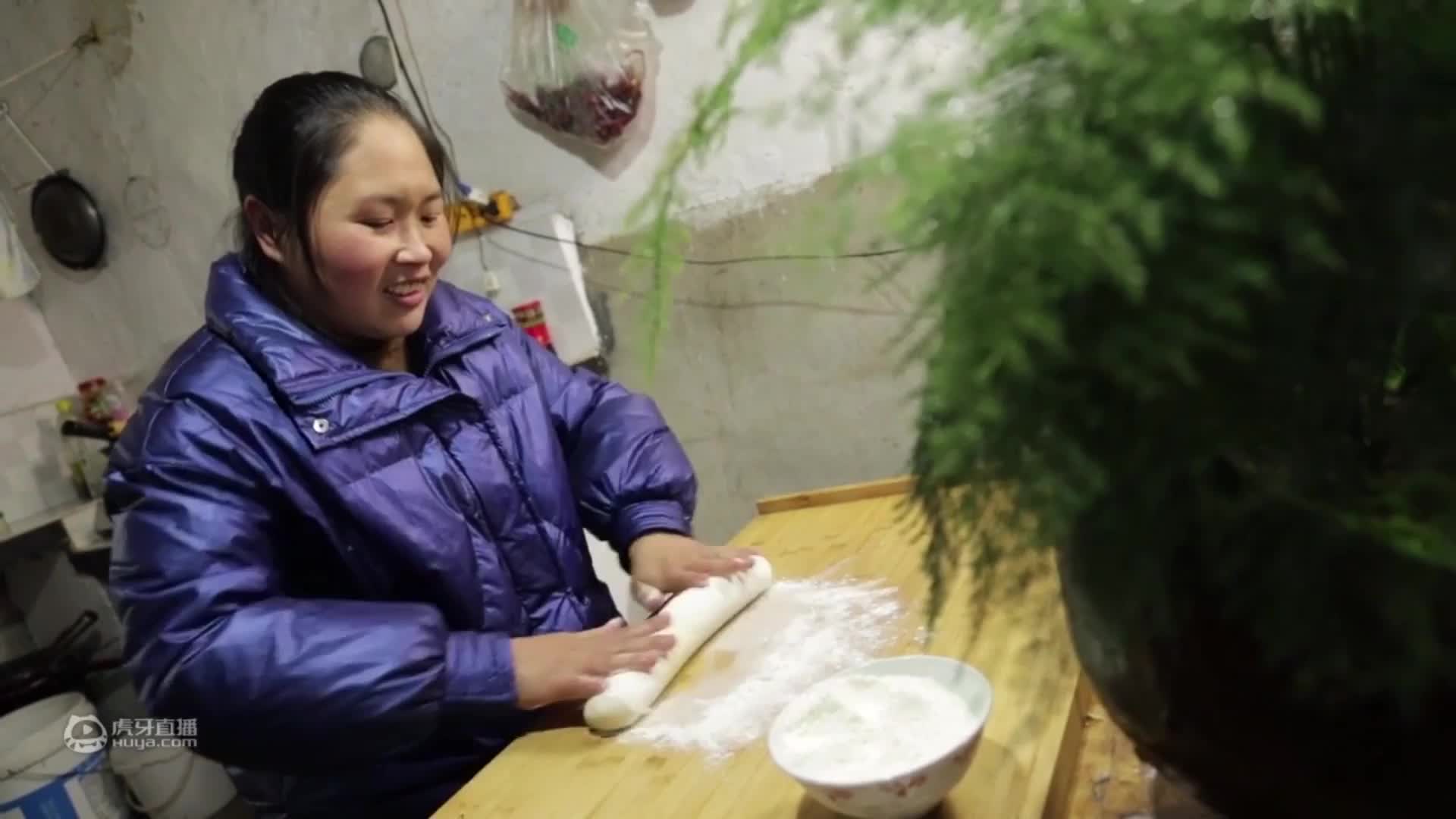 胖妹在家又开荤，铁锅炖7斤重大鹅，表哥直接上手啃，真香啊