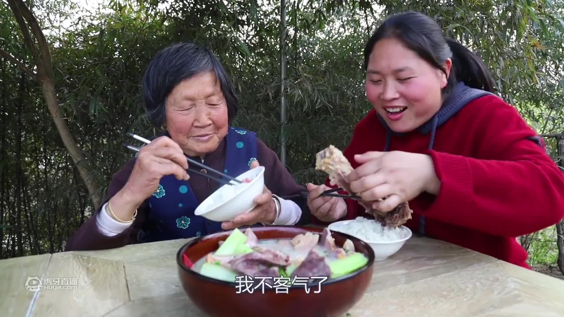 胖妹在家又开荤，铁锅炖7斤重大鹅，表哥直接上手啃，真香啊