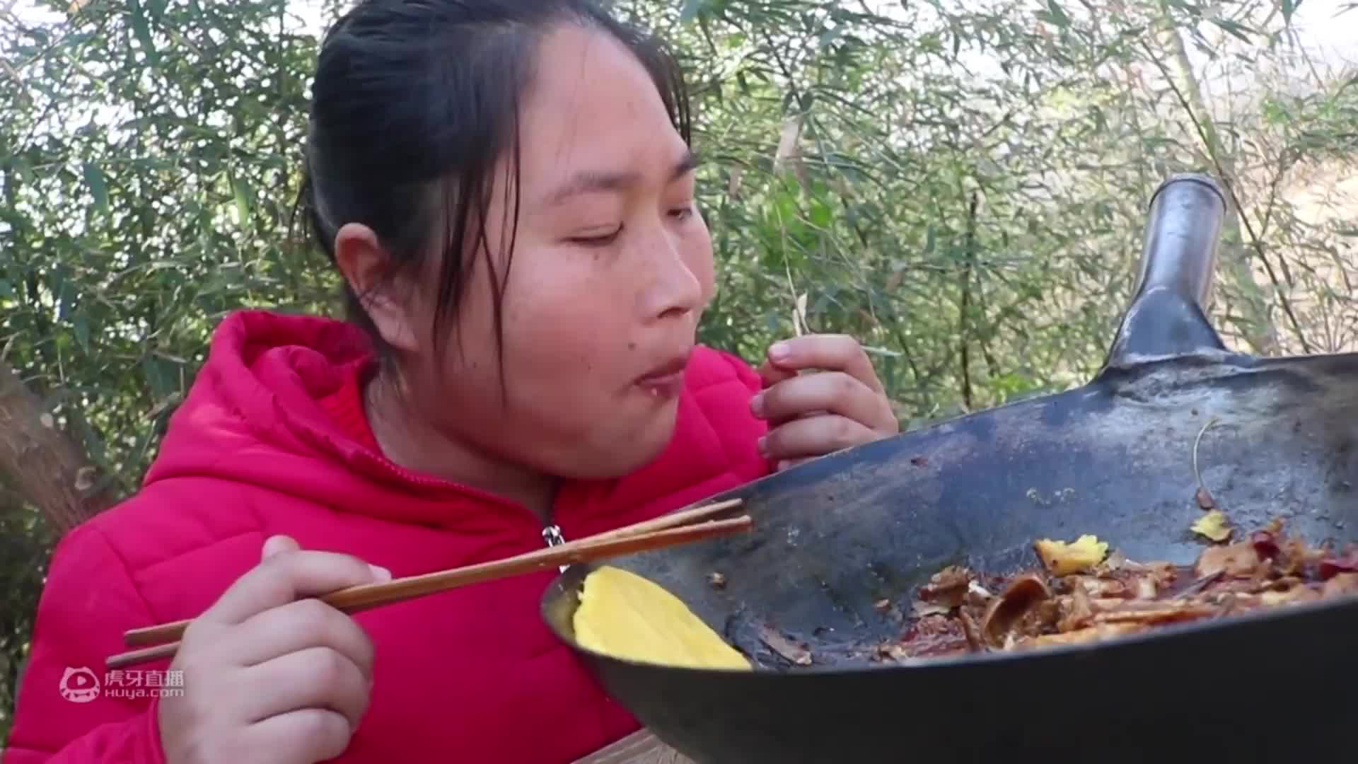 胖妹在家又开荤，铁锅炖7斤重大鹅，表哥直接上手啃，真香啊