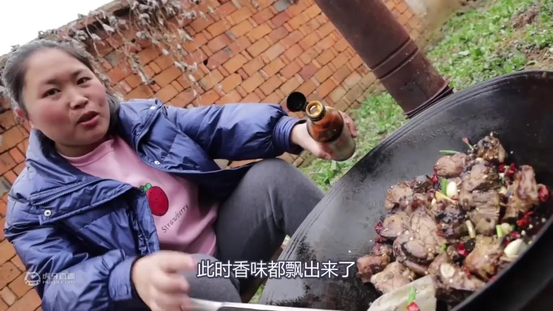 胖妹在家又开荤，铁锅炖7斤重大鹅，表哥直接上手啃，真香啊