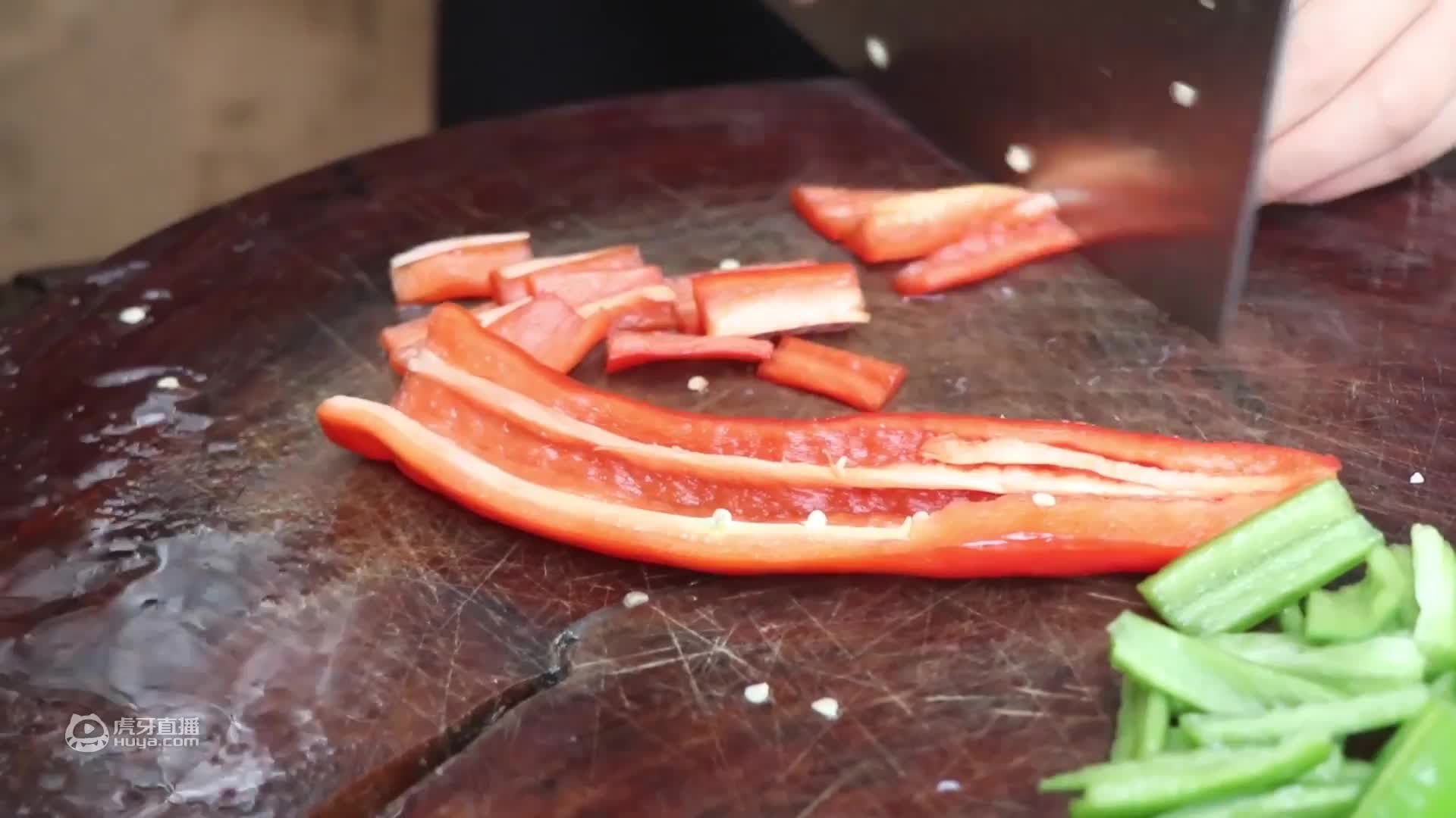 表妹做的辣椒炒牛肉可好吃了，你喜欢表妹还是喜欢吃她做的菜