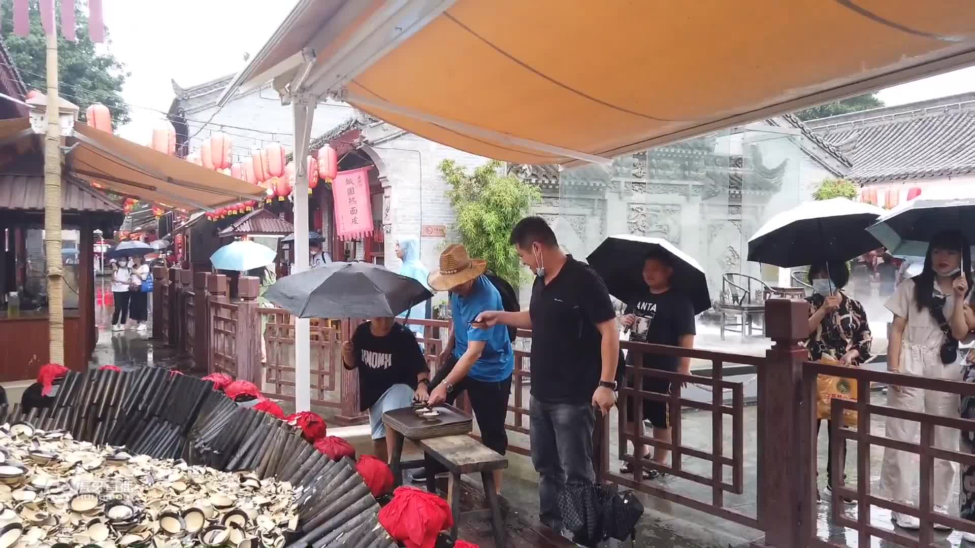 盘锦河蟹黄满膏肥，小厨娘买了2斤回宾馆，看看她到底能不能吃完