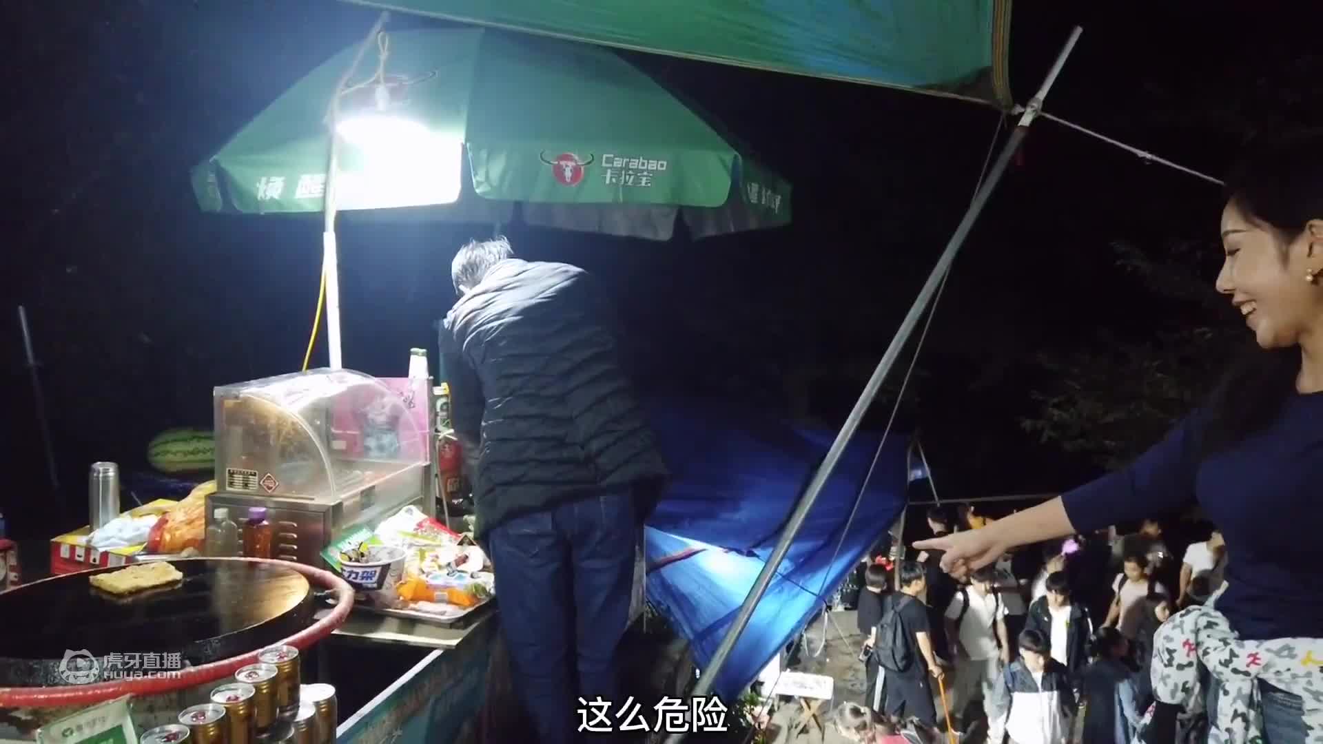 盘锦河蟹黄满膏肥，小厨娘买了2斤回宾馆，看看她到底能不能吃完