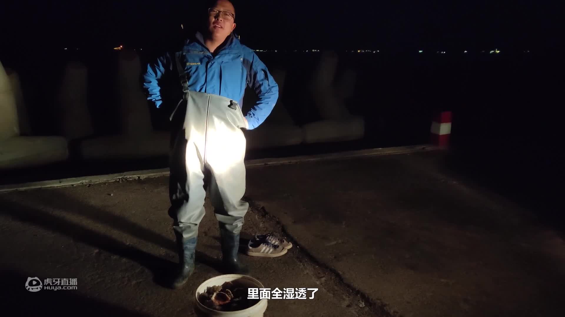 大风天赶海，小伙儿捡宝石扒出琥珀，简直是走了狗屎运了