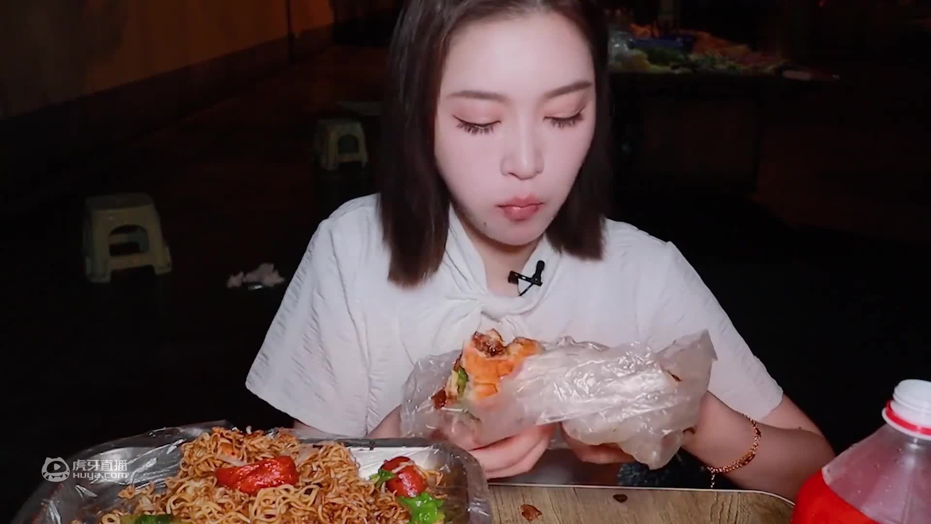 晚上太挤人了，和朋友们一起嗦面营业，烤串和碳水我全要！
