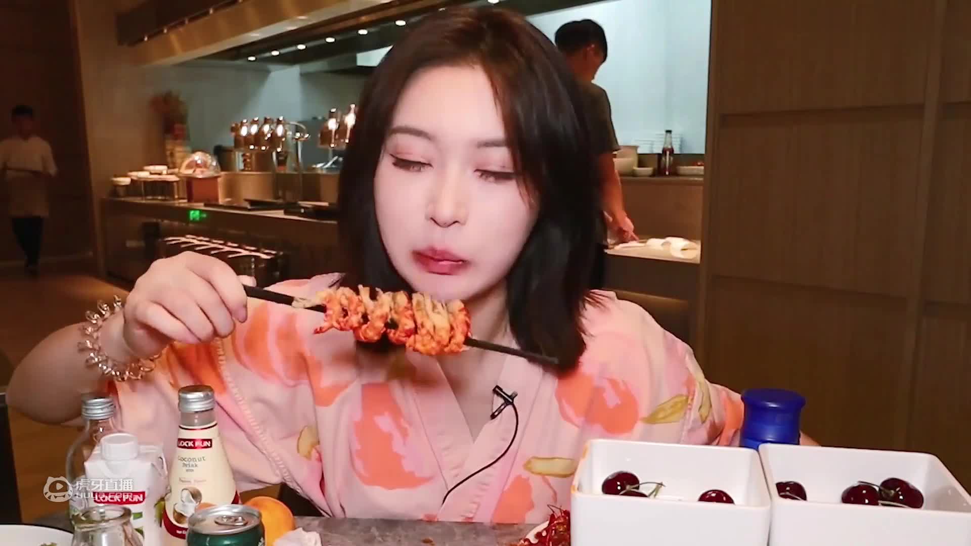 晚上太挤人了，和朋友们一起嗦面营业，烤串和碳水我全要！