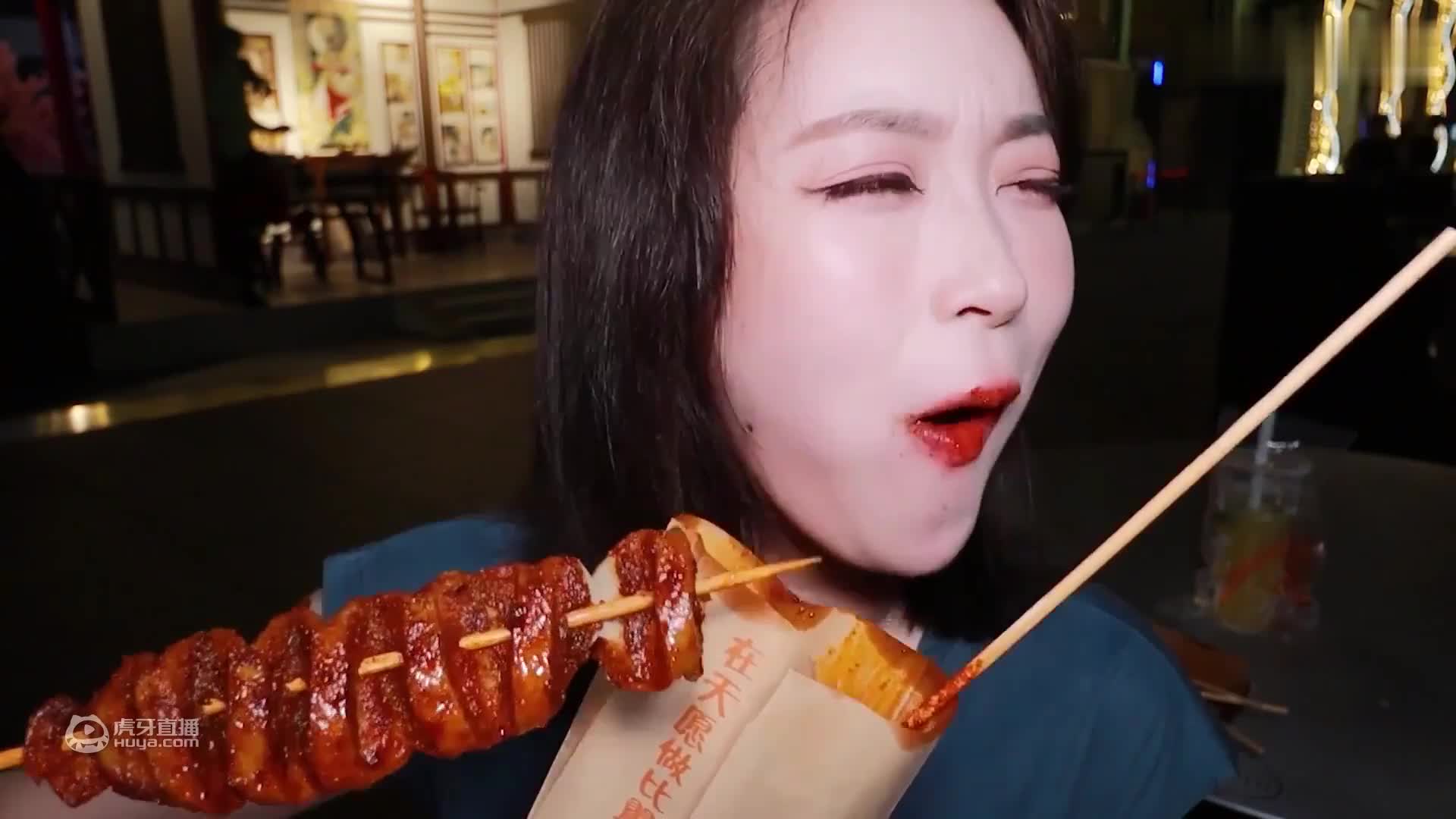 晚上太挤人了，和朋友们一起嗦面营业，烤串和碳水我全要！