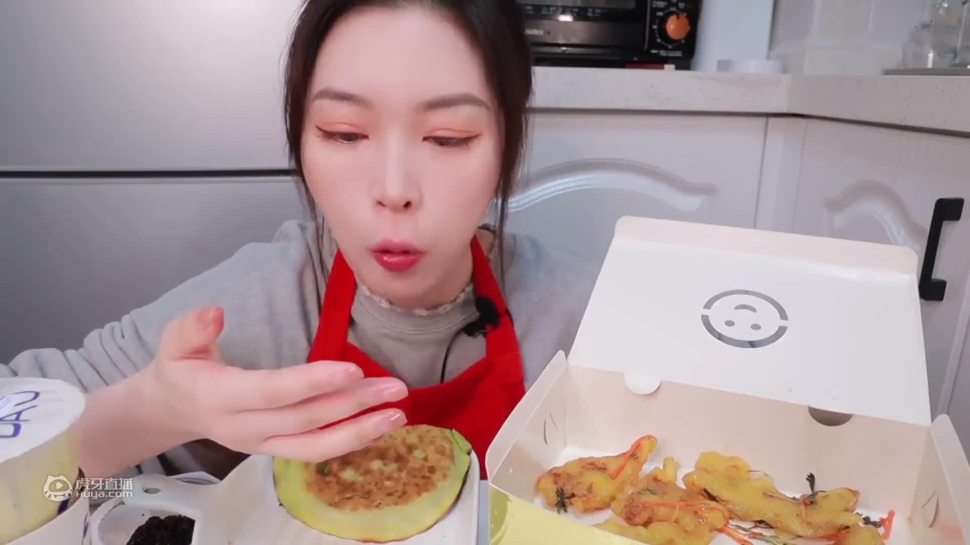 晚上太挤人了，和朋友们一起嗦面营业，烤串和碳水我全要！