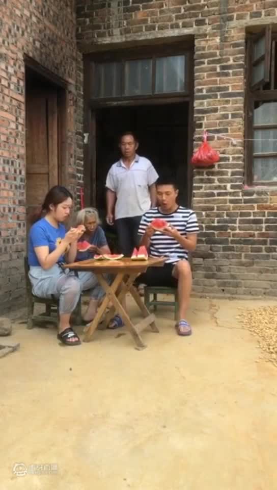 今晚直播，点头像进来直播间，有惊喜等你们哦